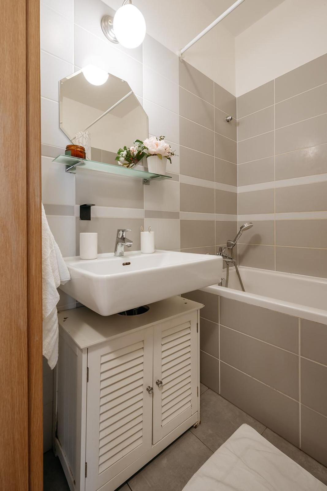 Apartment Days - Bright - Balcony - Private Parking *