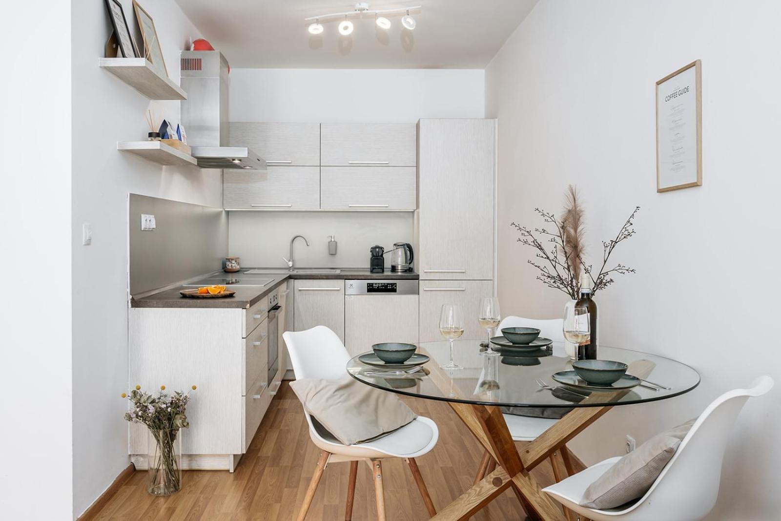 Days - Bright - Balcony - Private Parking Apartment Prag