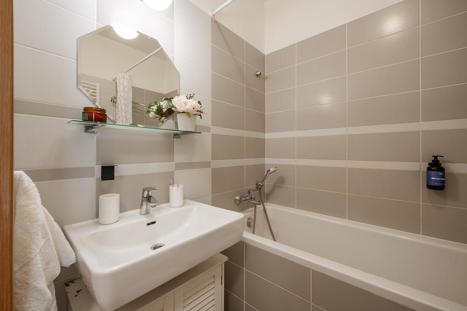 Apartment Days - Bright - Balcony - Private Parking Prag