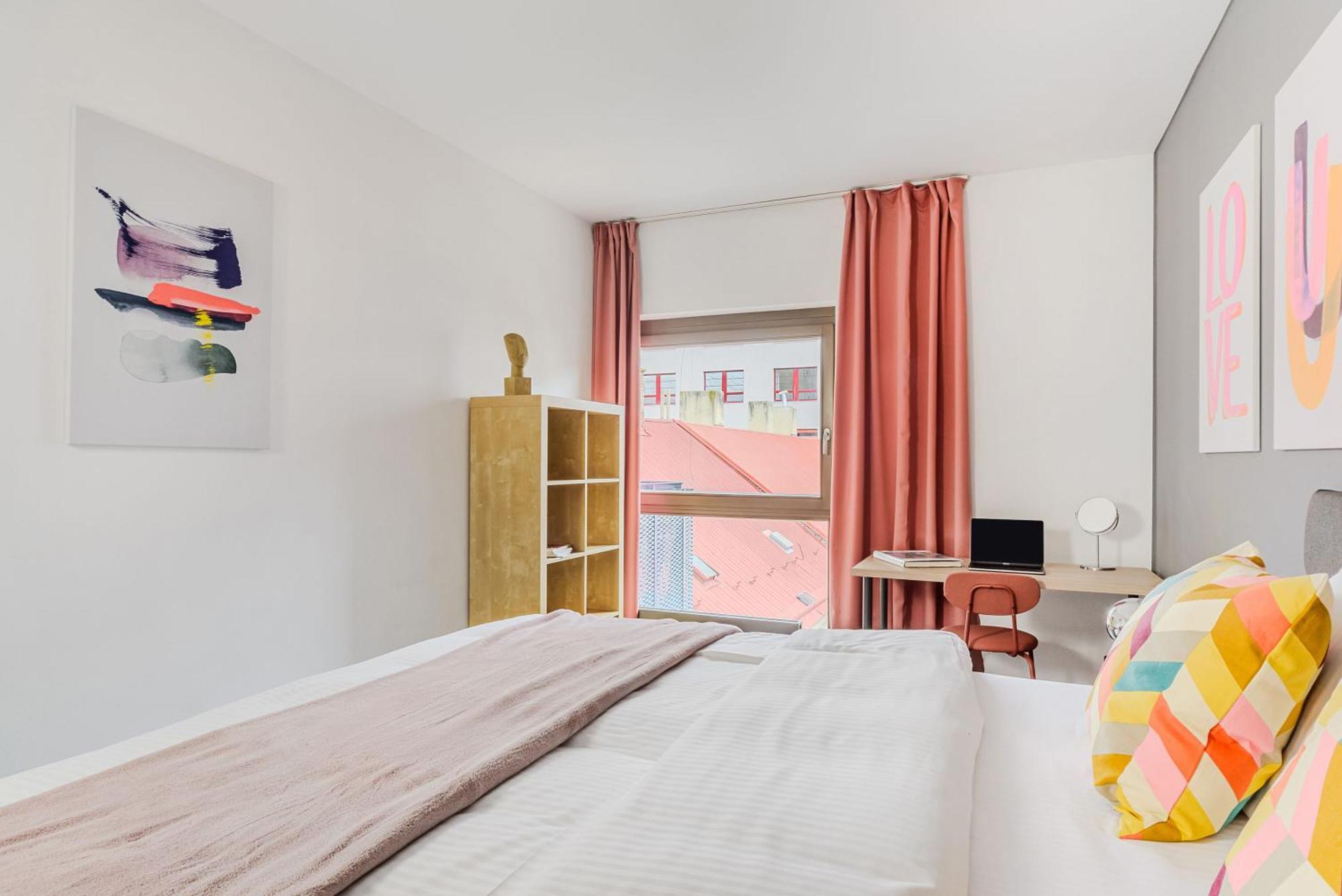 With Large Balcony, Parking * Prag
