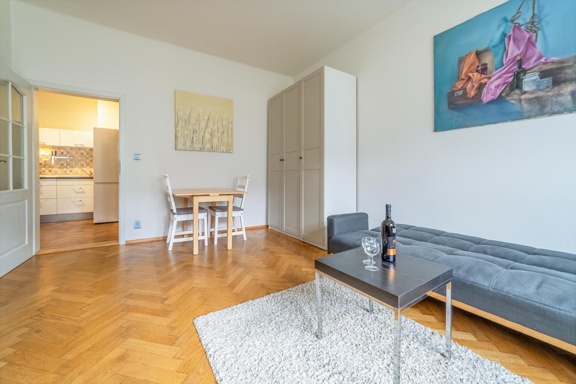 Spacious Central Budget-friendly By Rentez Apartment