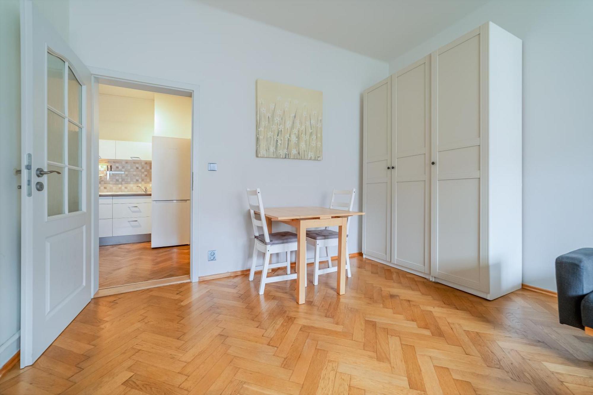 Apartment Spacious Central Budget-friendly By Rentez