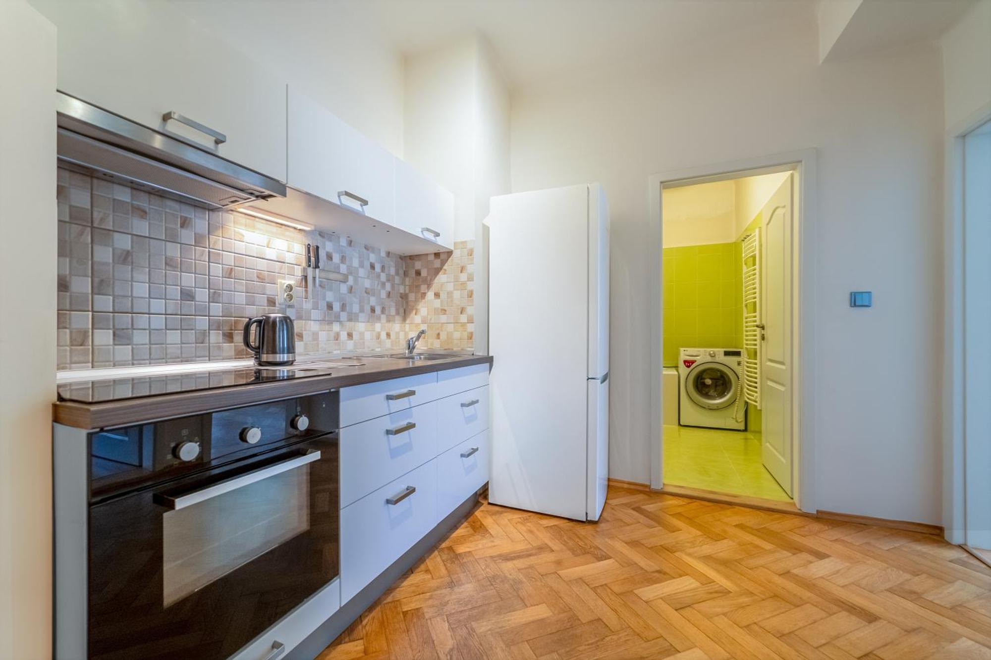 Spacious Central Budget-friendly By Rentez Apartment *