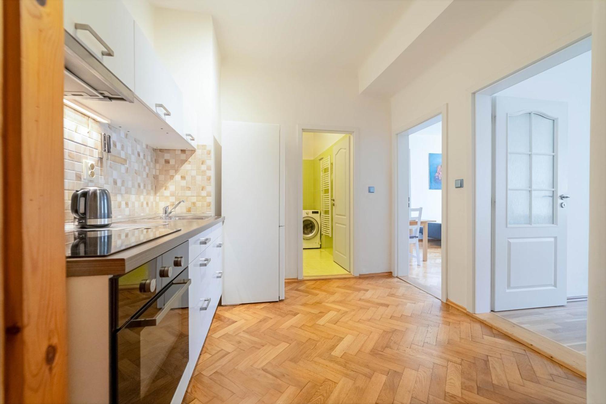 Spacious Central Budget-friendly By Rentez Apartment *
