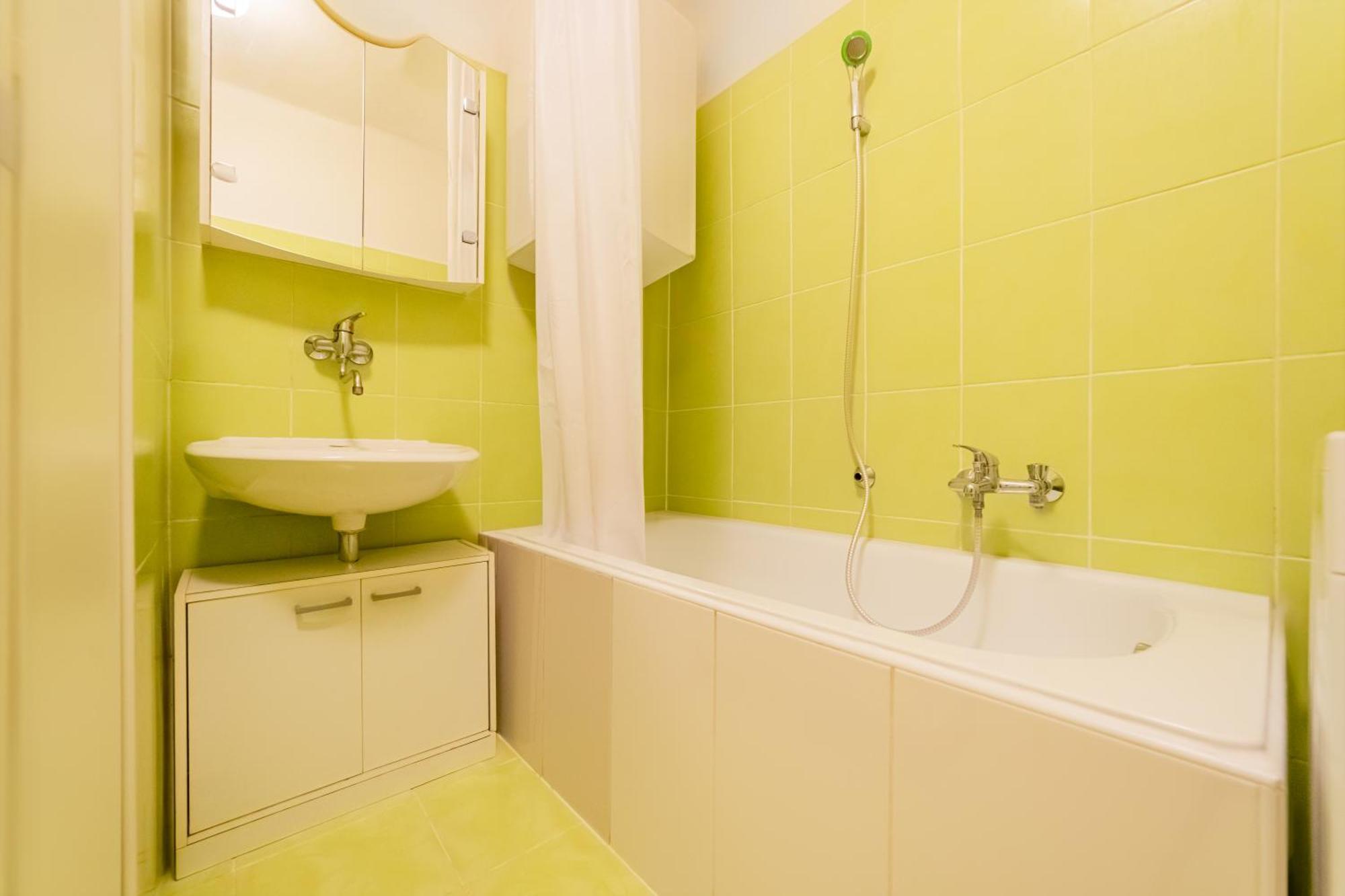 Spacious Central Budget-friendly By Rentez Apartment