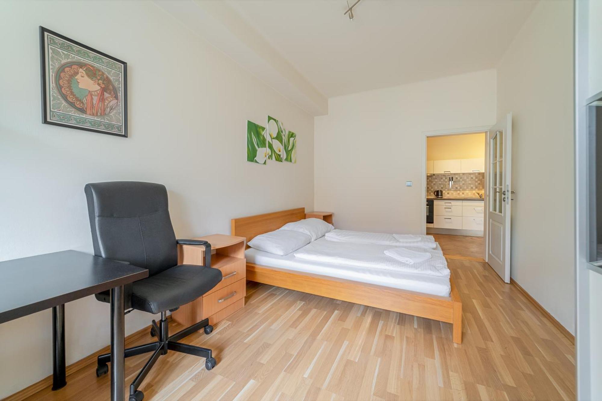 Apartment Spacious Central Budget-friendly By Rentez