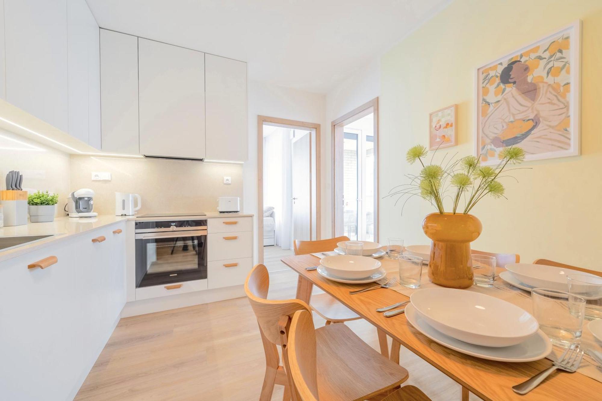 Apartment Bright 2br - 4th Floor, Balcony, Free Parking By Gravity
