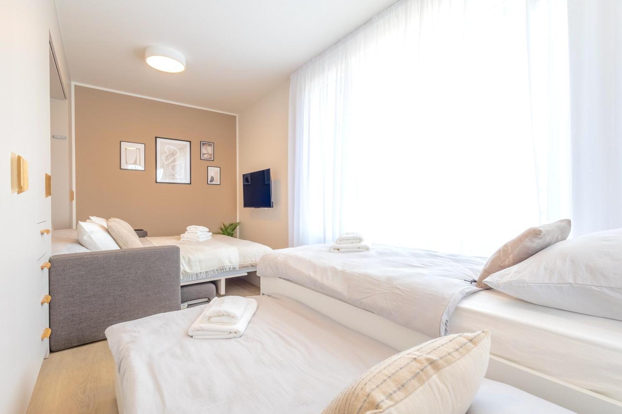 Apartment Bright 2br - 4th Floor, Balcony, Free Parking By Gravity *