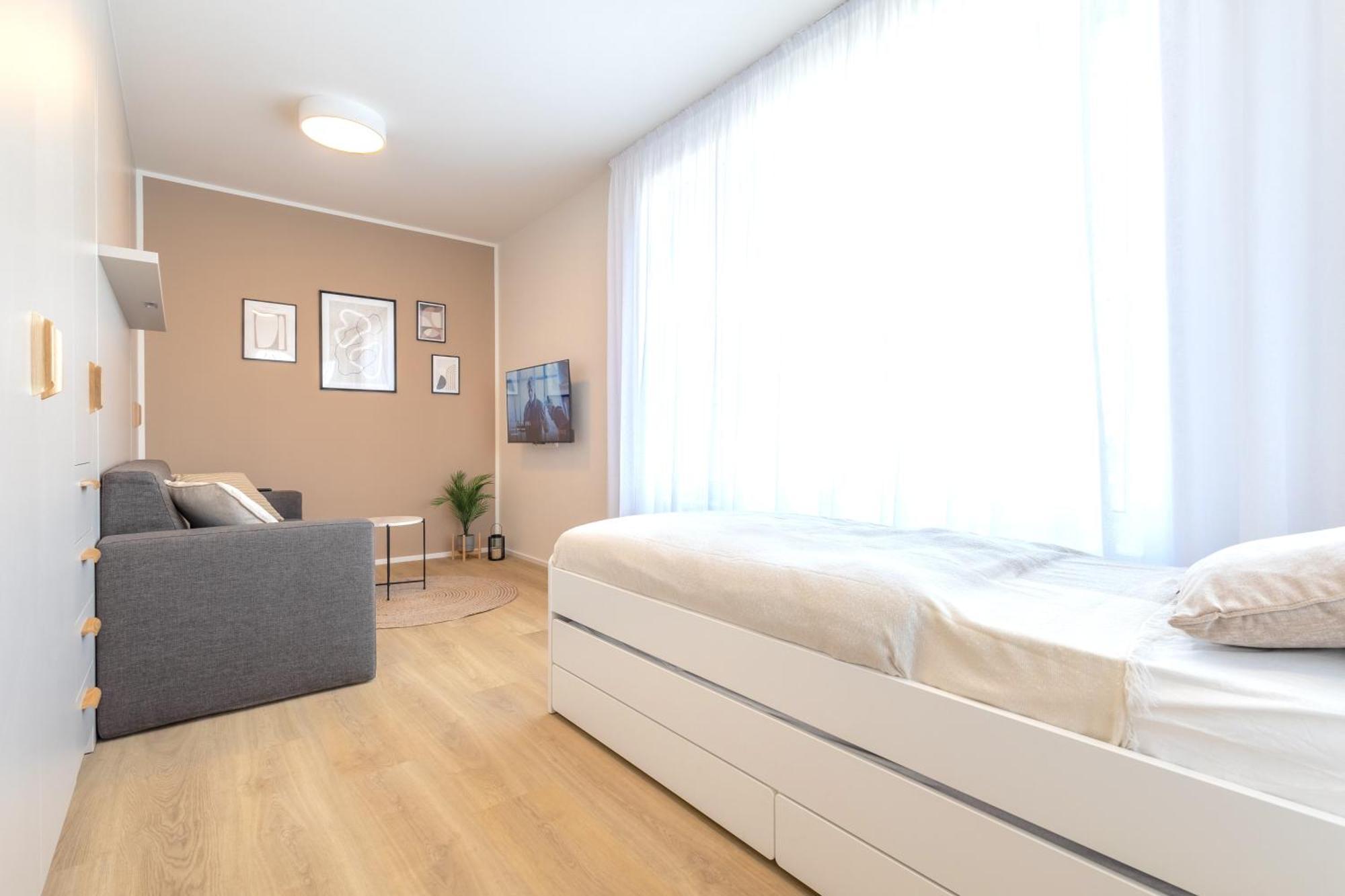 Bright 2br - 4th Floor, Balcony, Free Parking By Gravity Prag