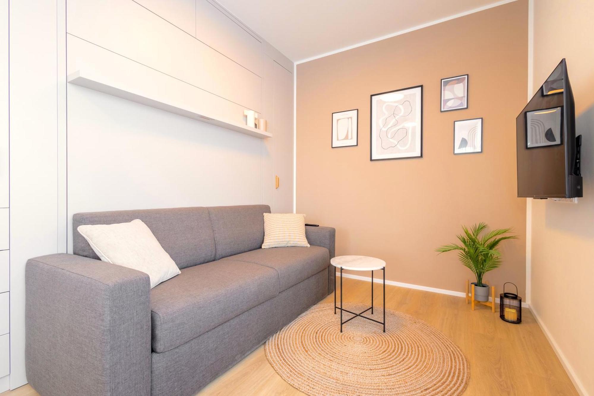 Bright 2br - 4th Floor, Balcony, Free Parking By Gravity