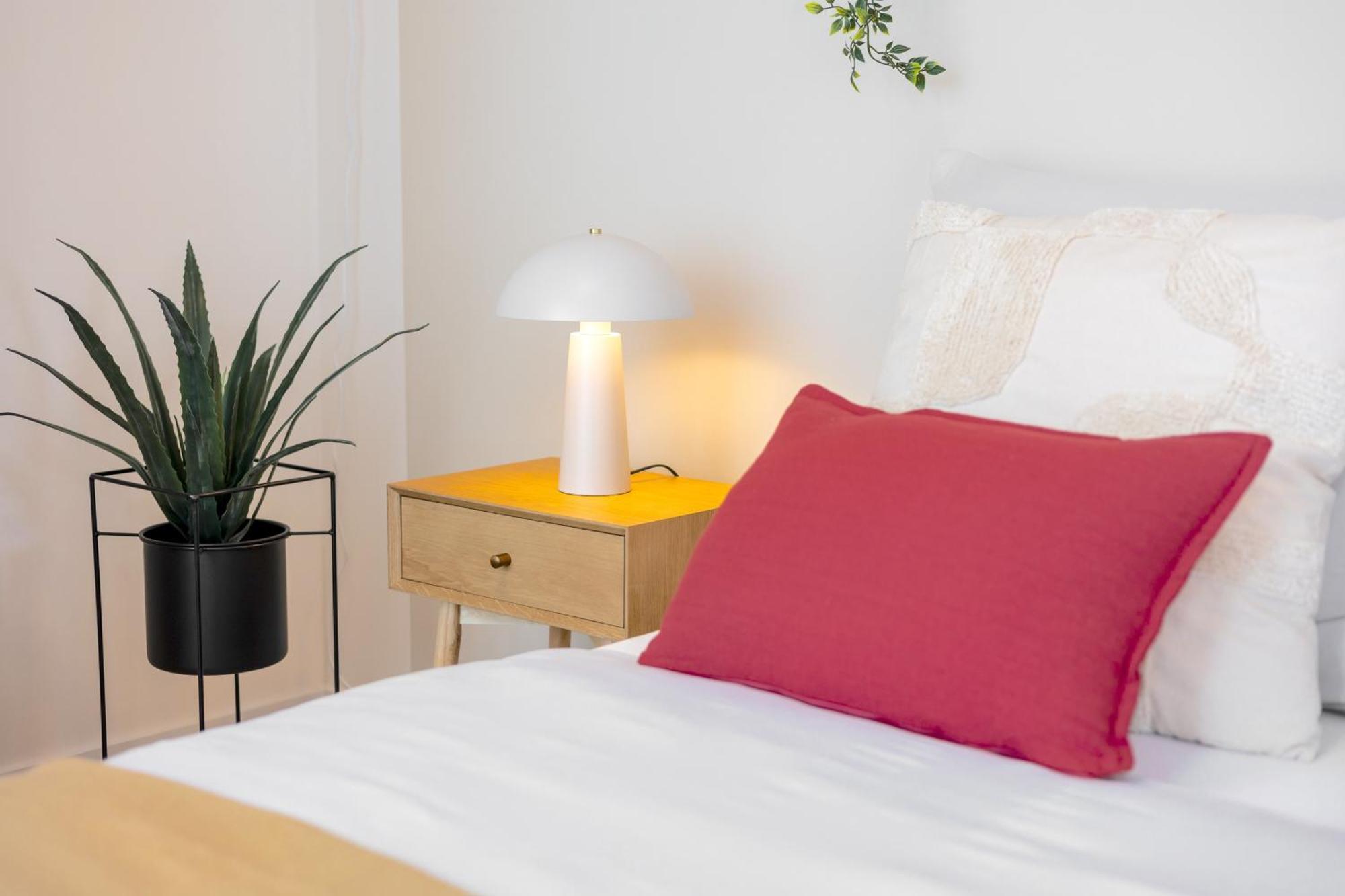 Apartment Bright 2br - 4th Floor, Balcony, Free Parking By Gravity