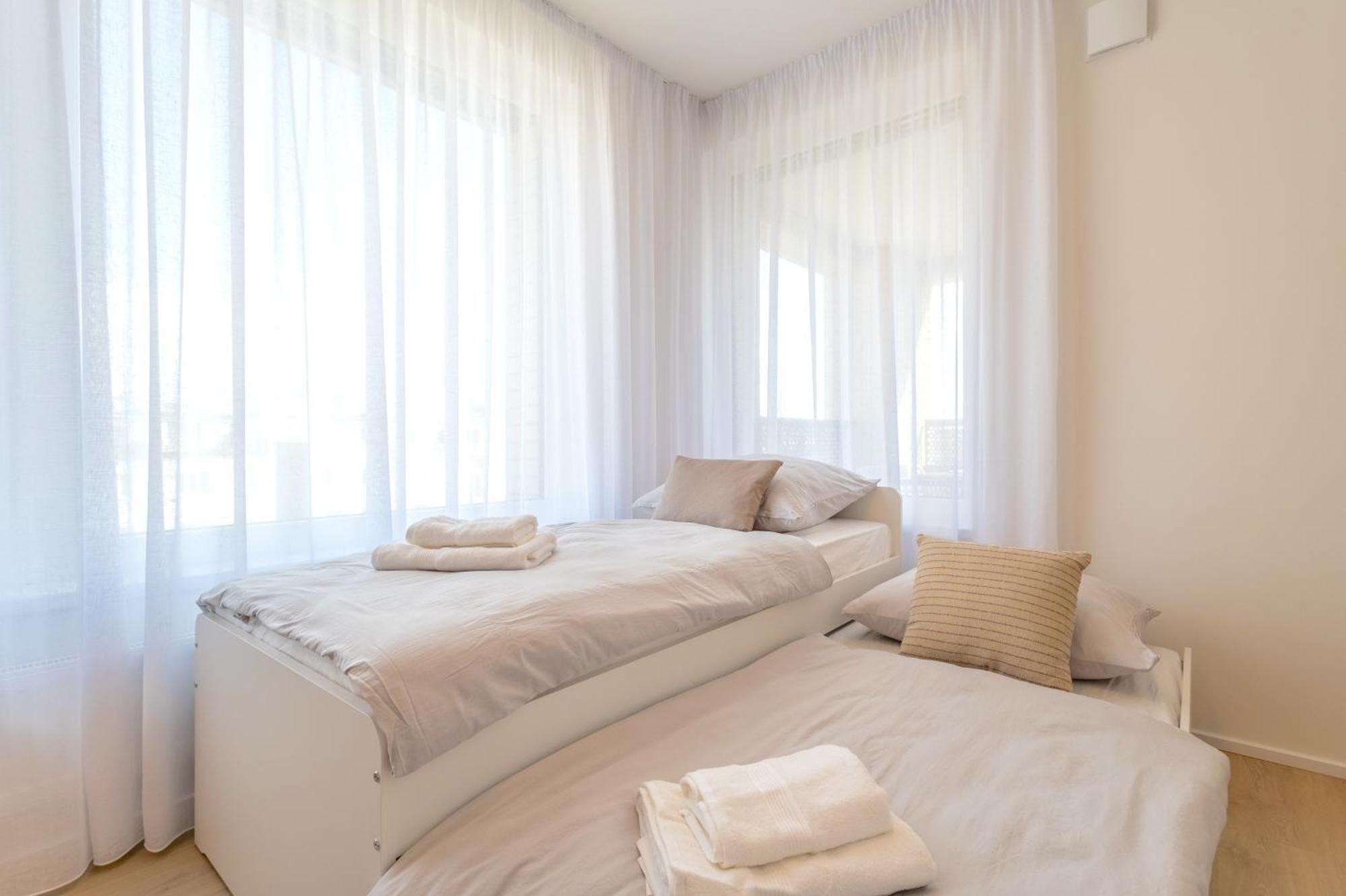 Bright 2br - 4th Floor, Balcony, Free Parking By Gravity Prag