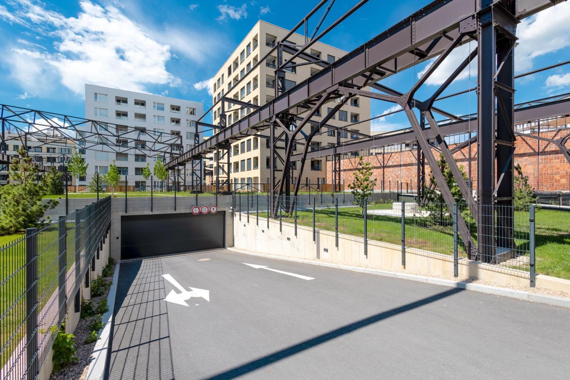 Bright 2br - 4th Floor, Balcony, Free Parking By Gravity Apartment