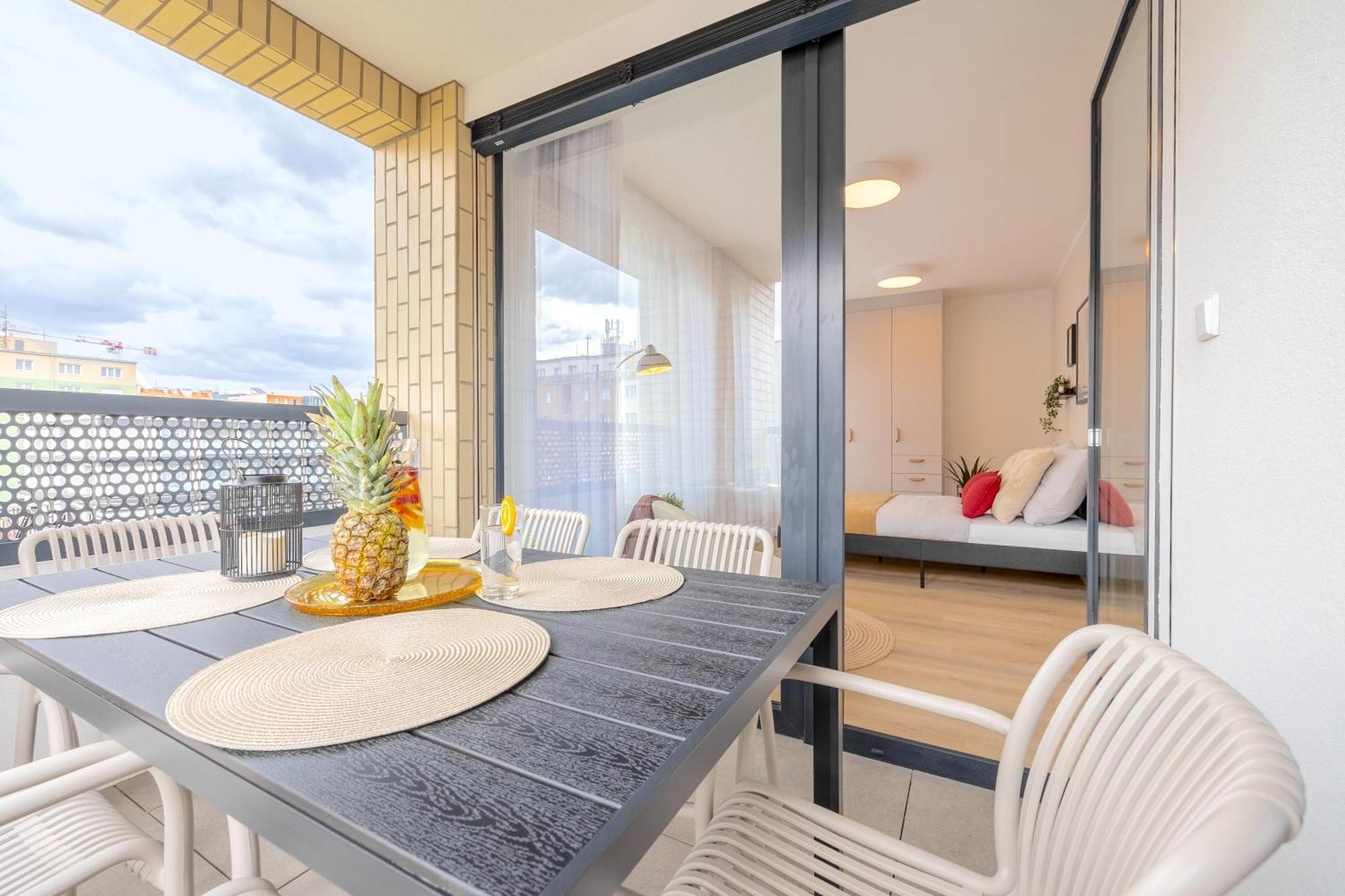 Bright 2br - 4th Floor, Balcony, Free Parking By Gravity