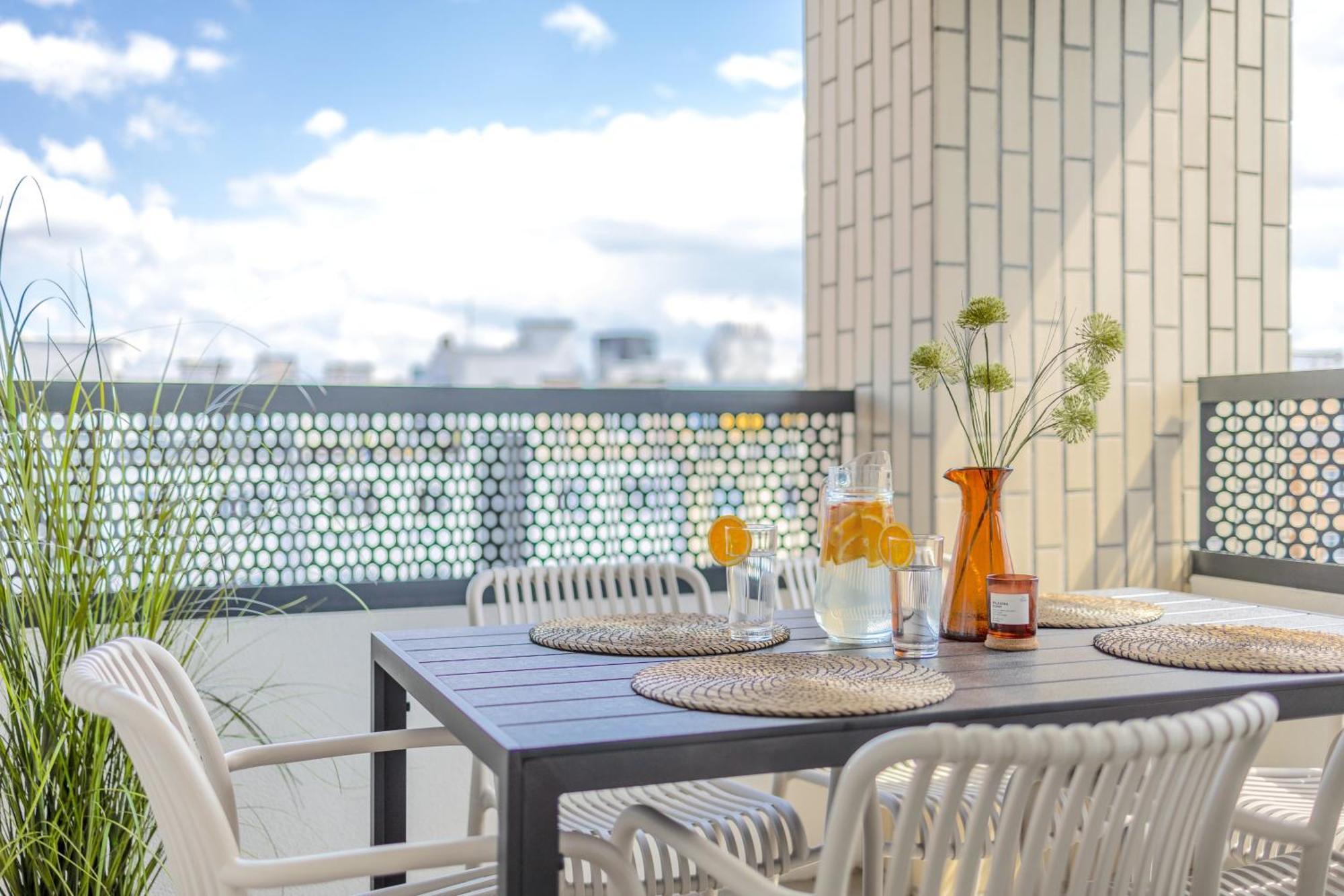 Bright 2br - 4th Floor, Balcony, Free Parking By Gravity * Prag