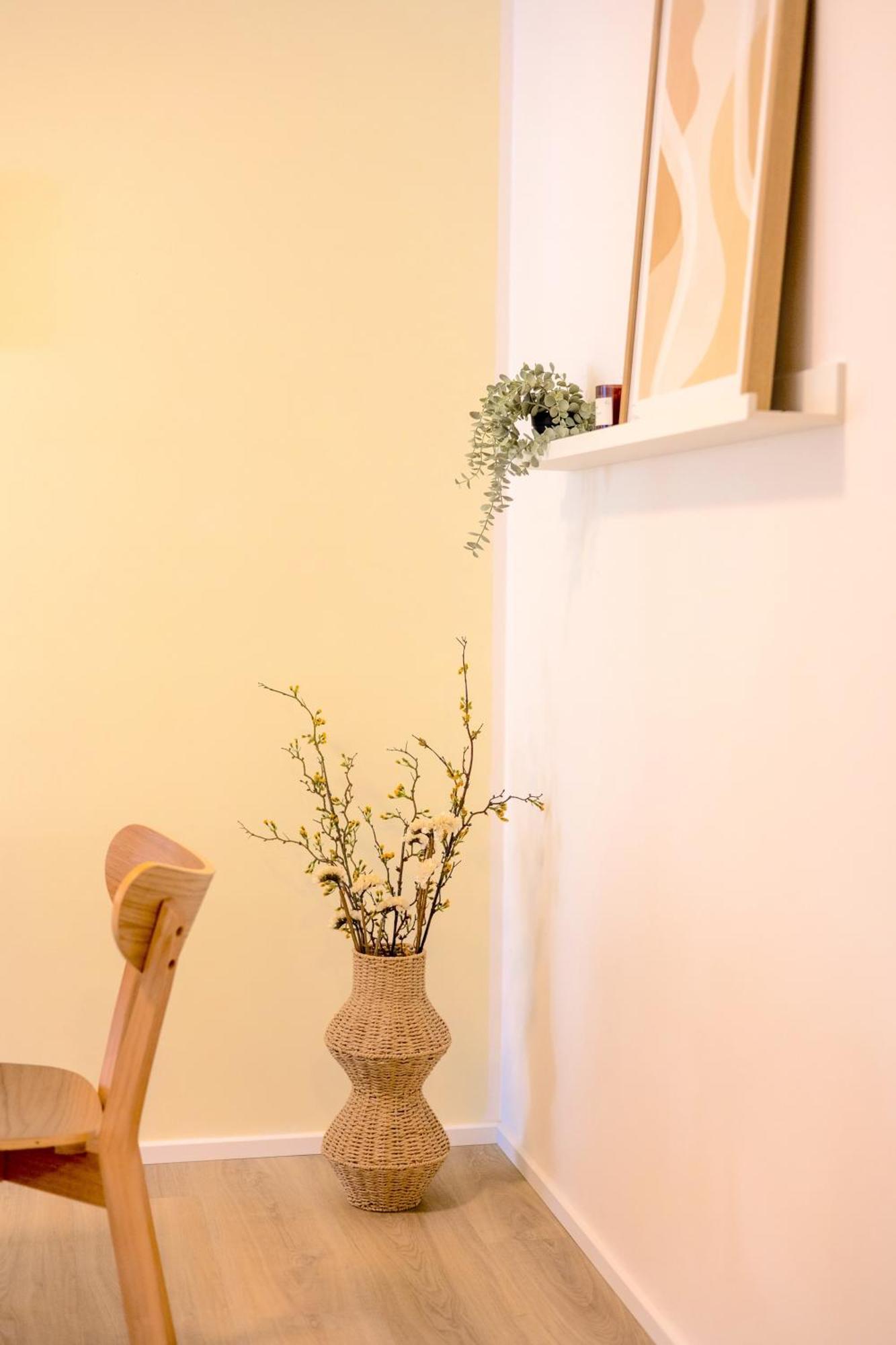 Bright 2br - 4th Floor, Balcony, Free Parking By Gravity
