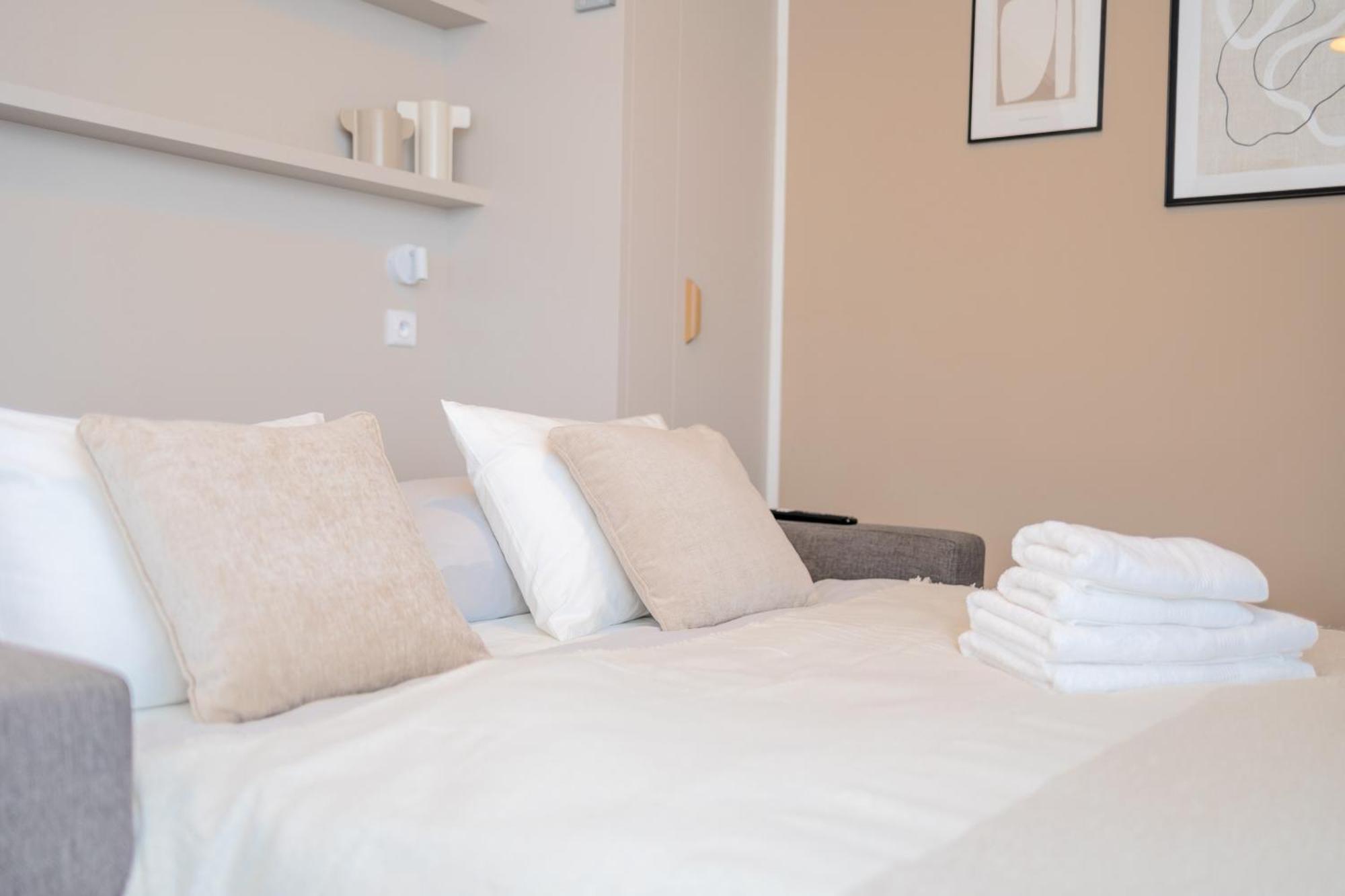 Bright 2br - 4th Floor, Balcony, Free Parking By Gravity * Prag