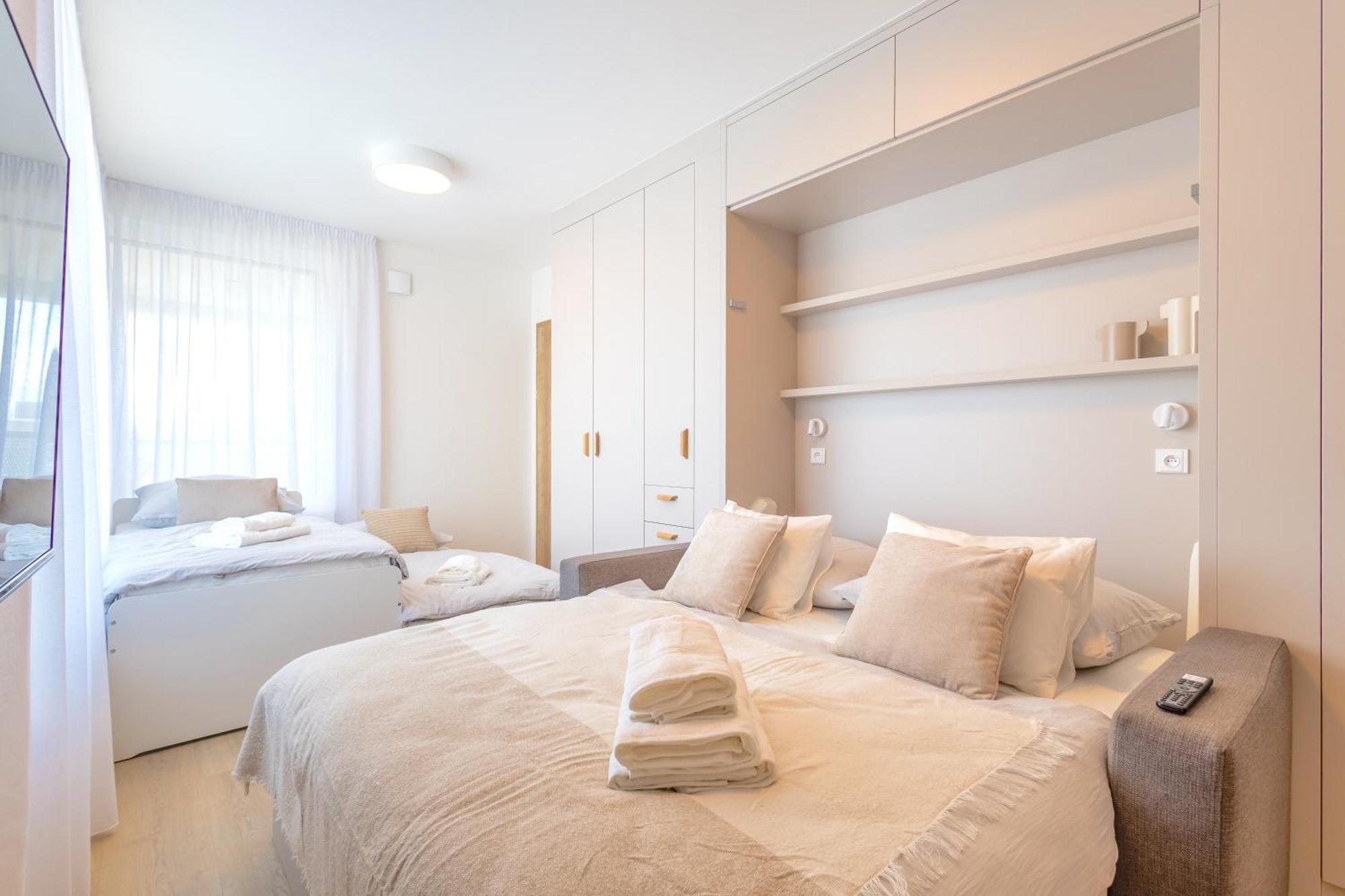 Bright 2br - 4th Floor, Balcony, Free Parking By Gravity Apartment *