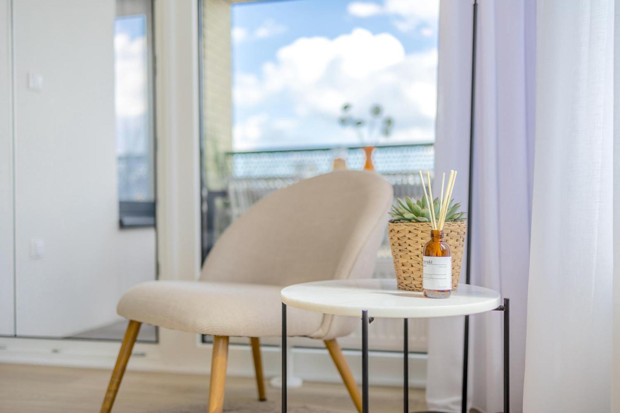 Bright 2br - 4th Floor, Balcony, Free Parking By Gravity Apartment *