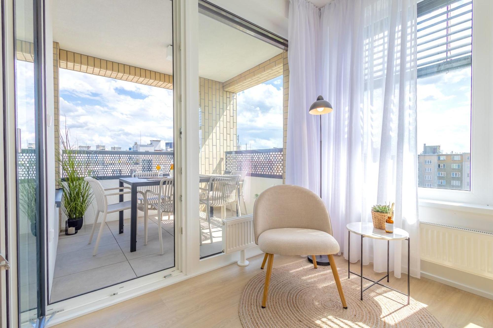 Bright 2br - 4th Floor, Balcony, Free Parking By Gravity