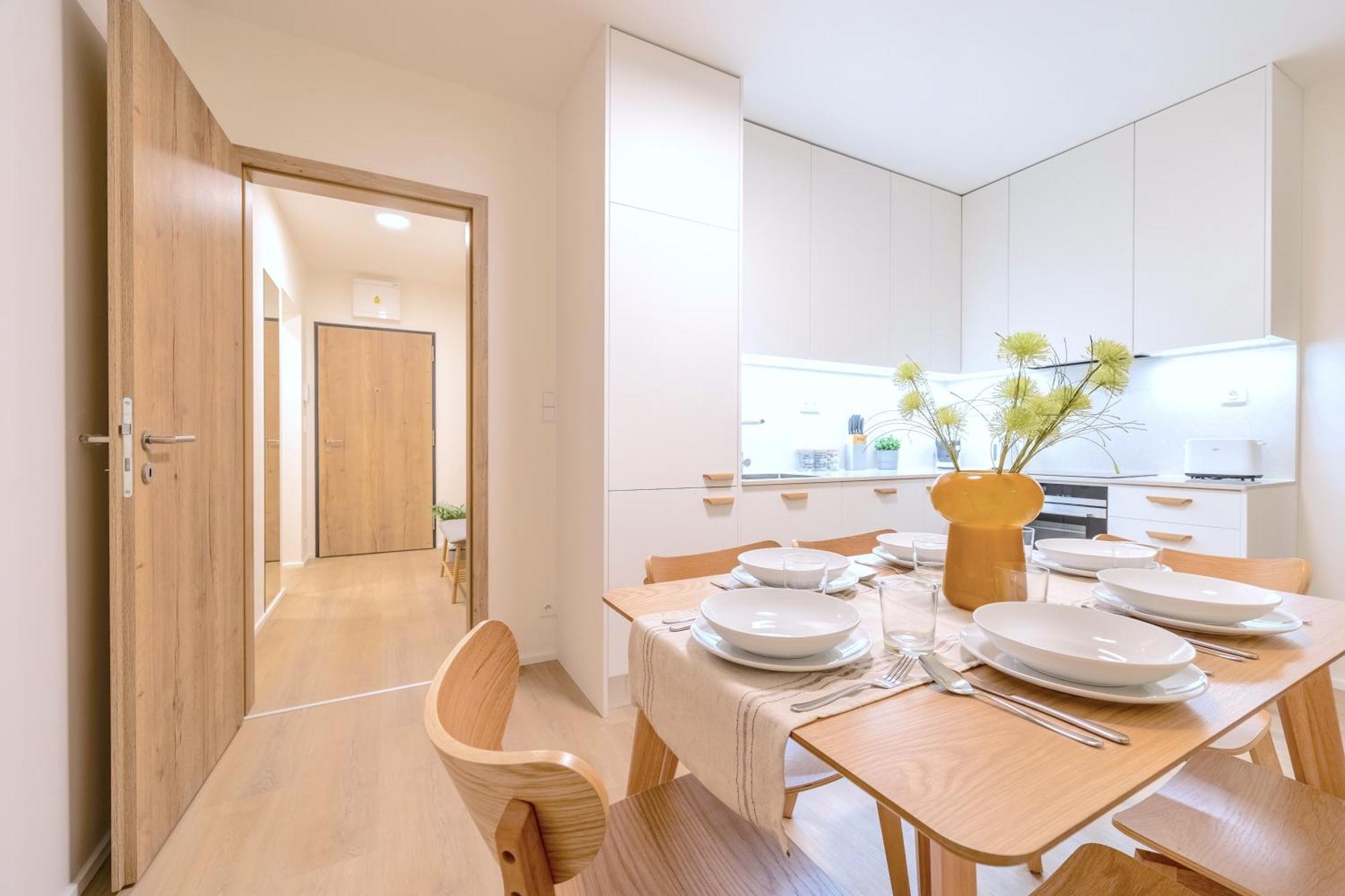 Bright 2br - 4th Floor, Balcony, Free Parking By Gravity Apartment