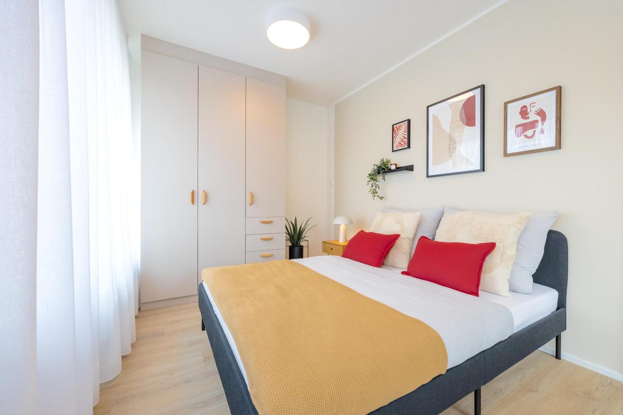 Bright 2br - 4th Floor, Balcony, Free Parking By Gravity Apartment *