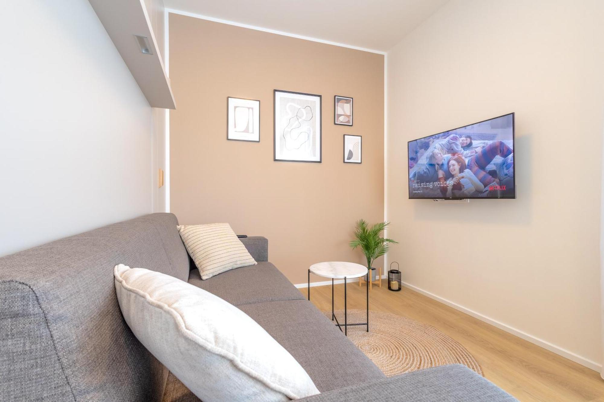 Bright 2br - 4th Floor, Balcony, Free Parking By Gravity Apartment Prag