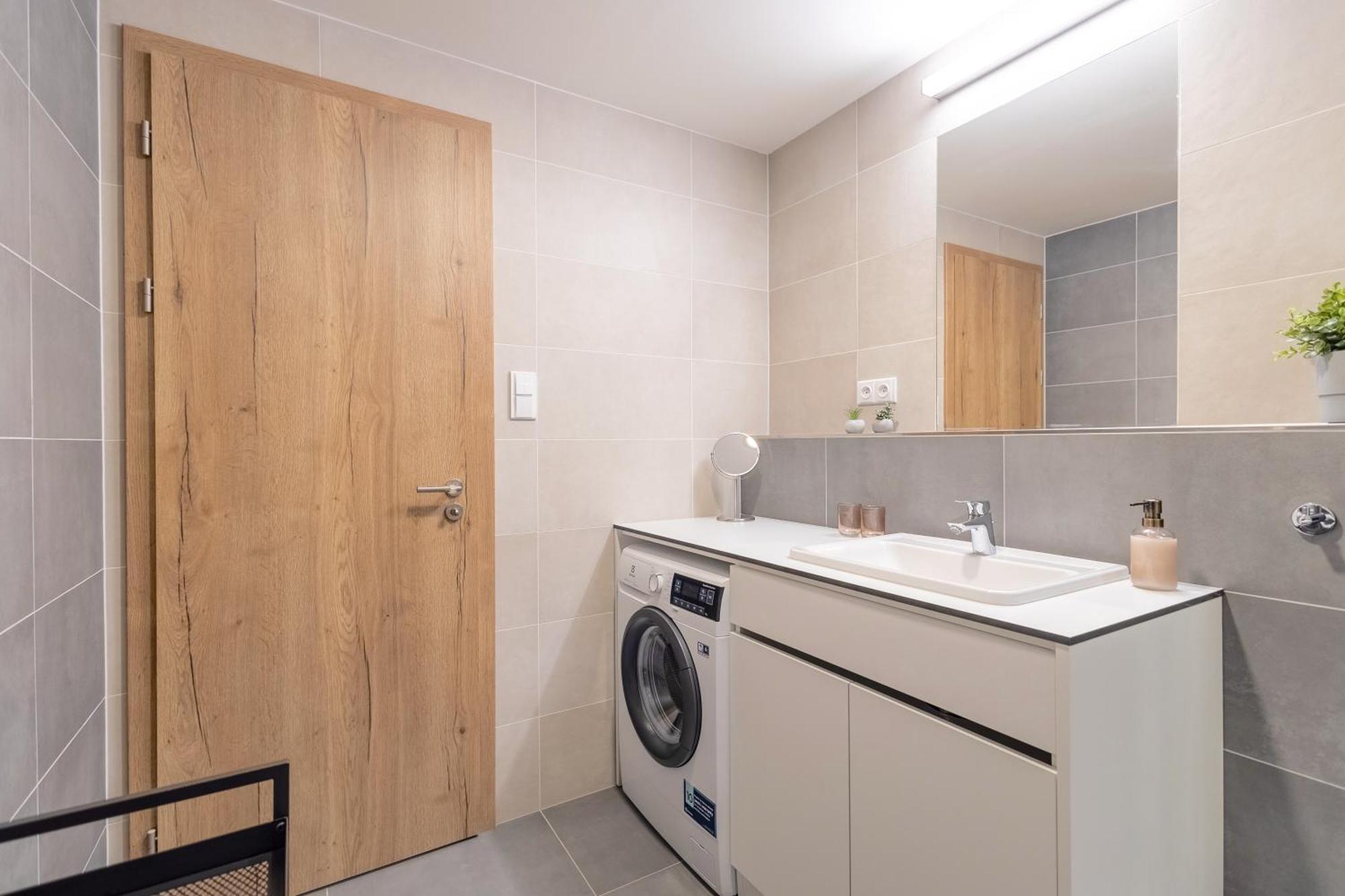 Apartment Bright 2br - 4th Floor, Balcony, Free Parking By Gravity Prag
