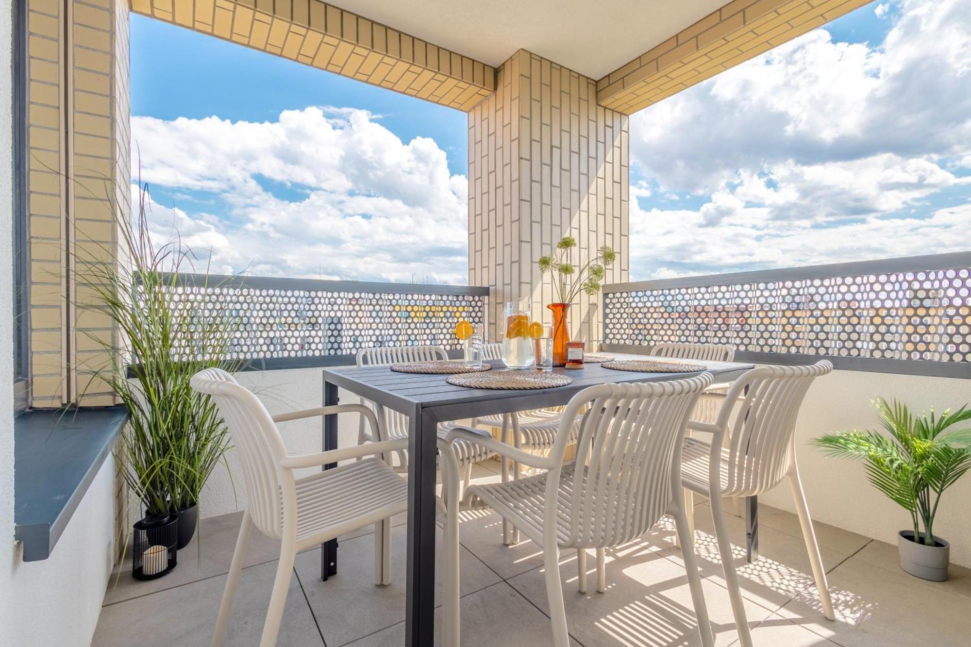 Bright 2br - 4th Floor, Balcony, Free Parking By Gravity * Prag