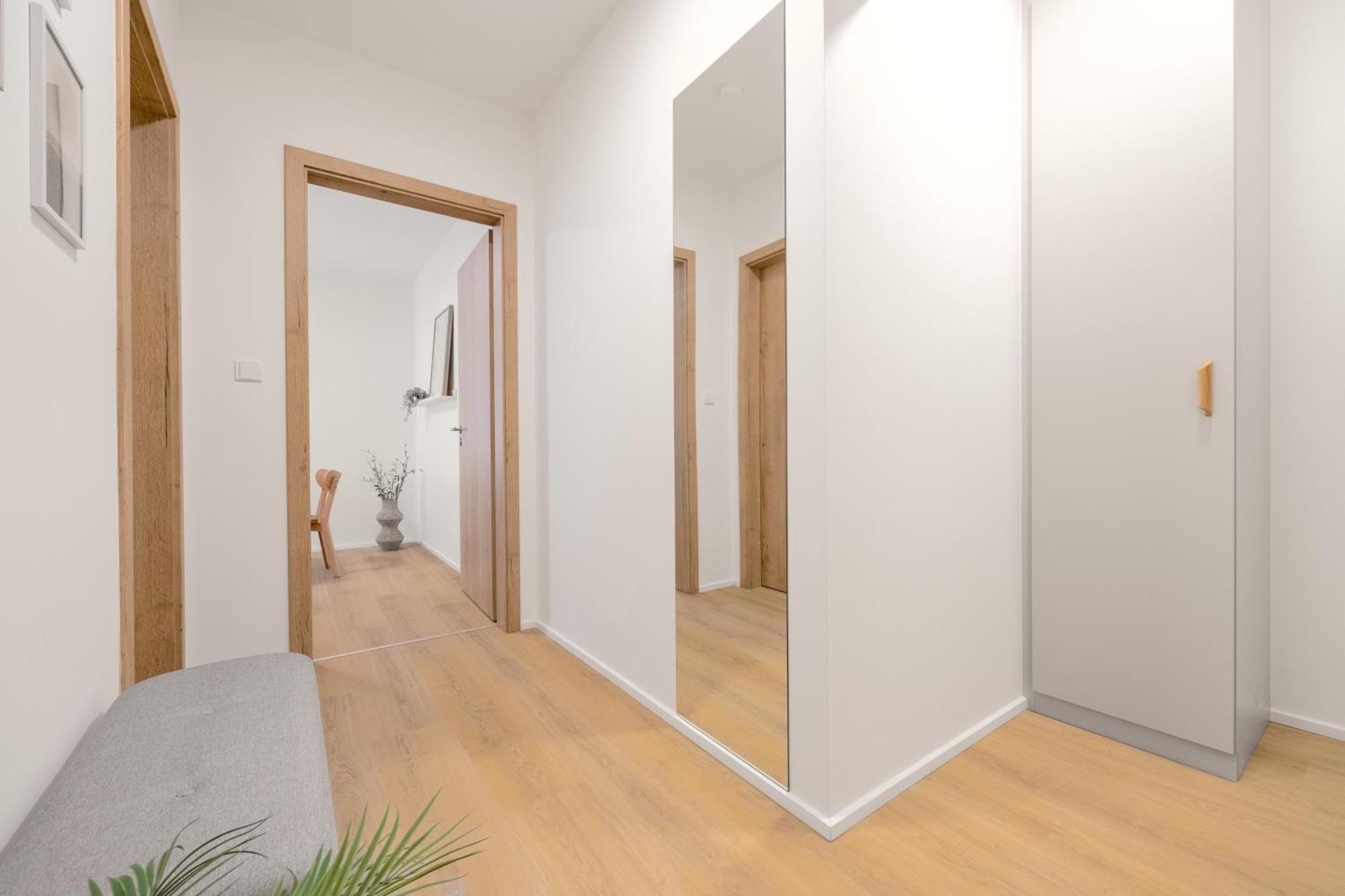 Bright 2br - 4th Floor, Balcony, Free Parking By Gravity Apartment