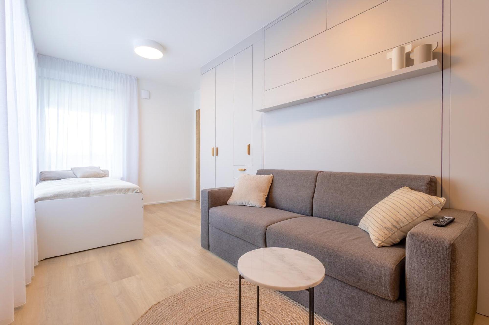 Apartment Bright 2br - 4th Floor, Balcony, Free Parking By Gravity