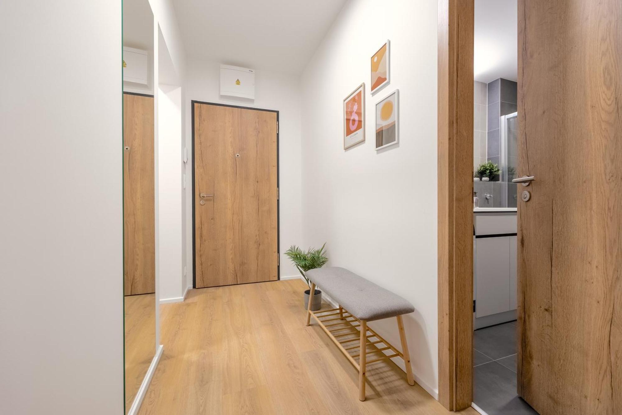 Bright 2br - 4th Floor, Balcony, Free Parking By Gravity Apartment Prag