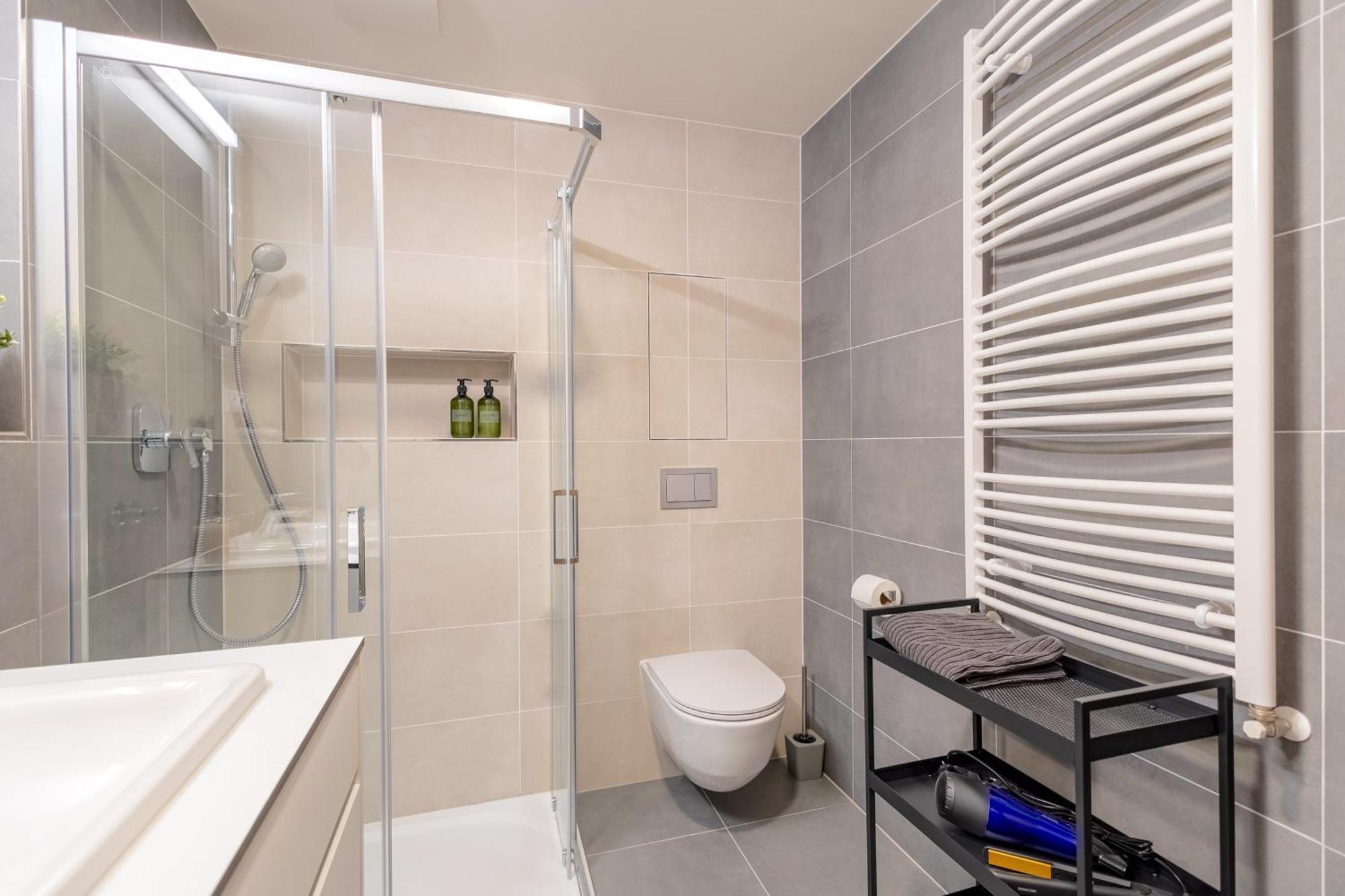 Bright 2br - 4th Floor, Balcony, Free Parking By Gravity *