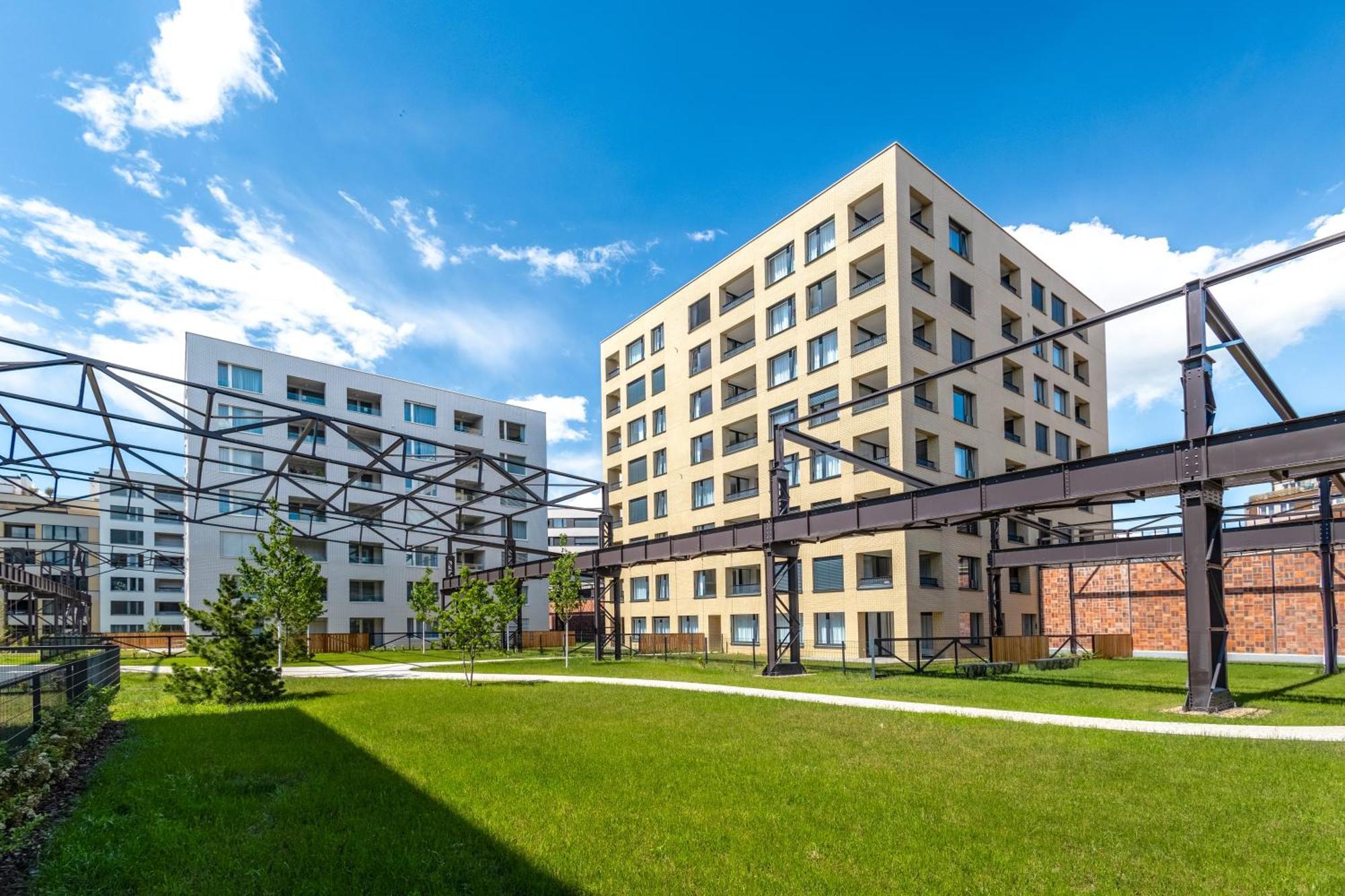 Bright 2br - 4th Floor, Balcony, Free Parking By Gravity Prag