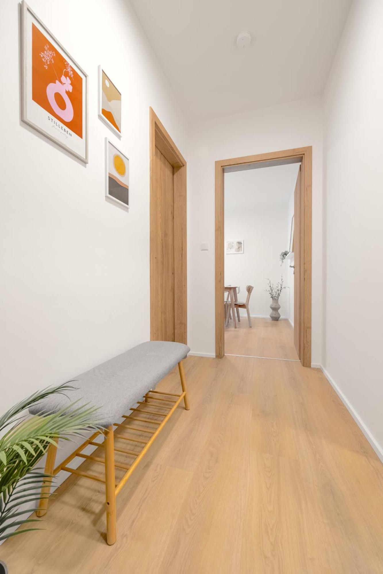 Bright 2br - 4th Floor, Balcony, Free Parking By Gravity