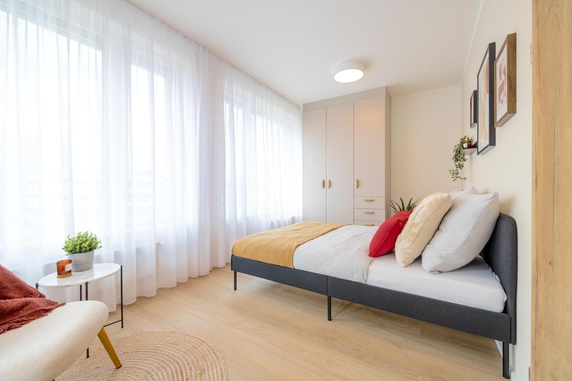 Apartment Bright 2br - 4th Floor, Balcony, Free Parking By Gravity