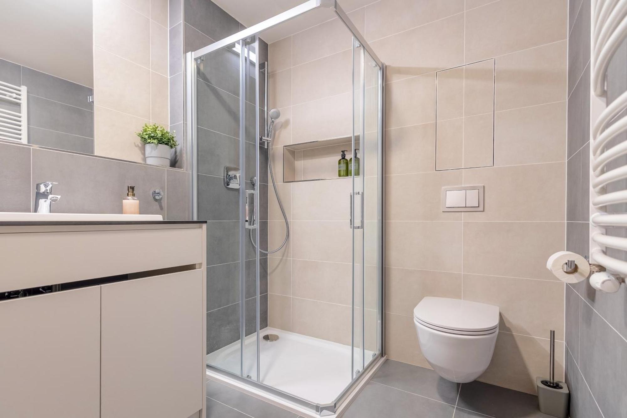 Bright 2br - 4th Floor, Balcony, Free Parking By Gravity Prag