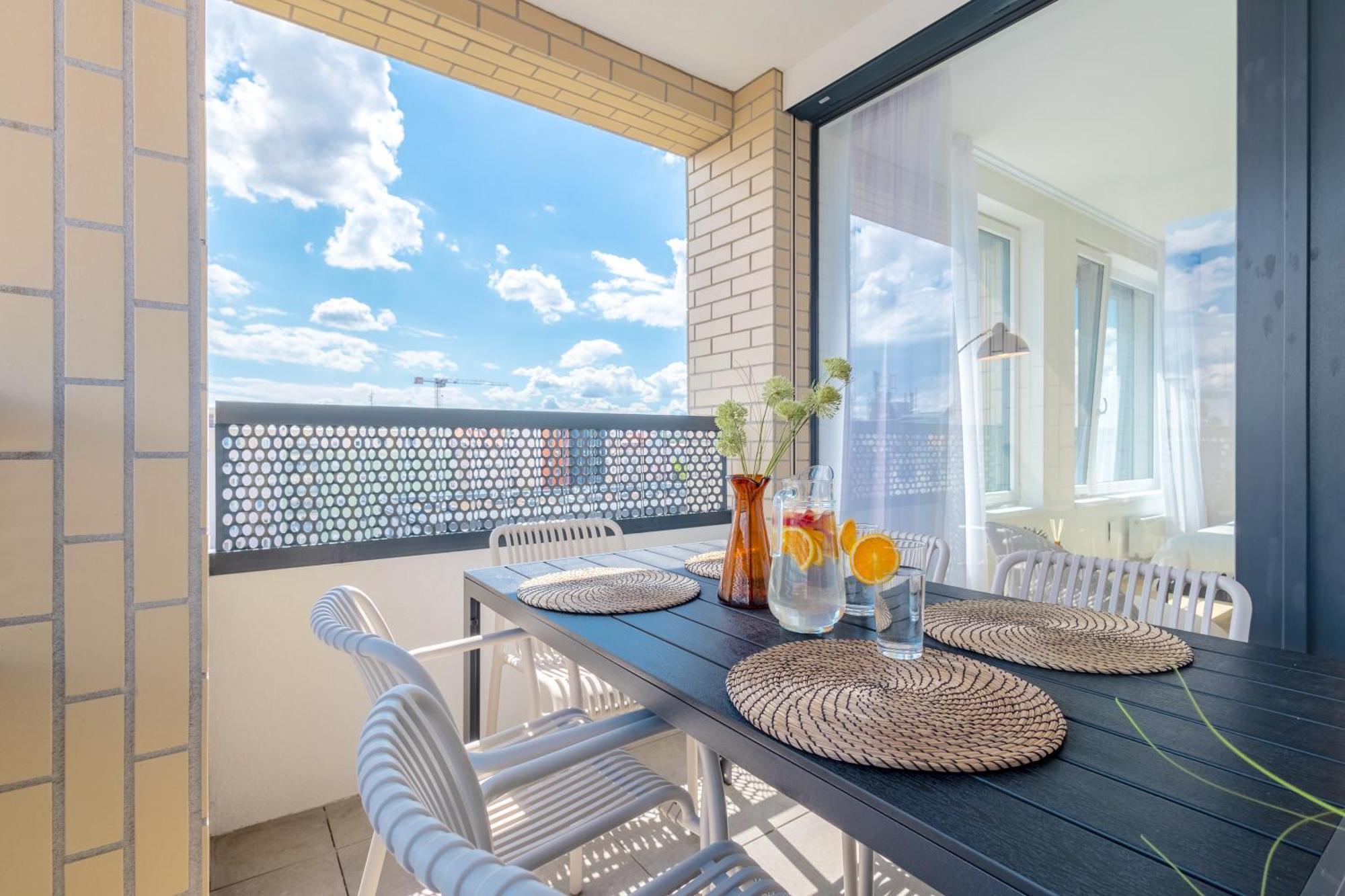 Bright 2br - 4th Floor, Balcony, Free Parking By Gravity * Prag