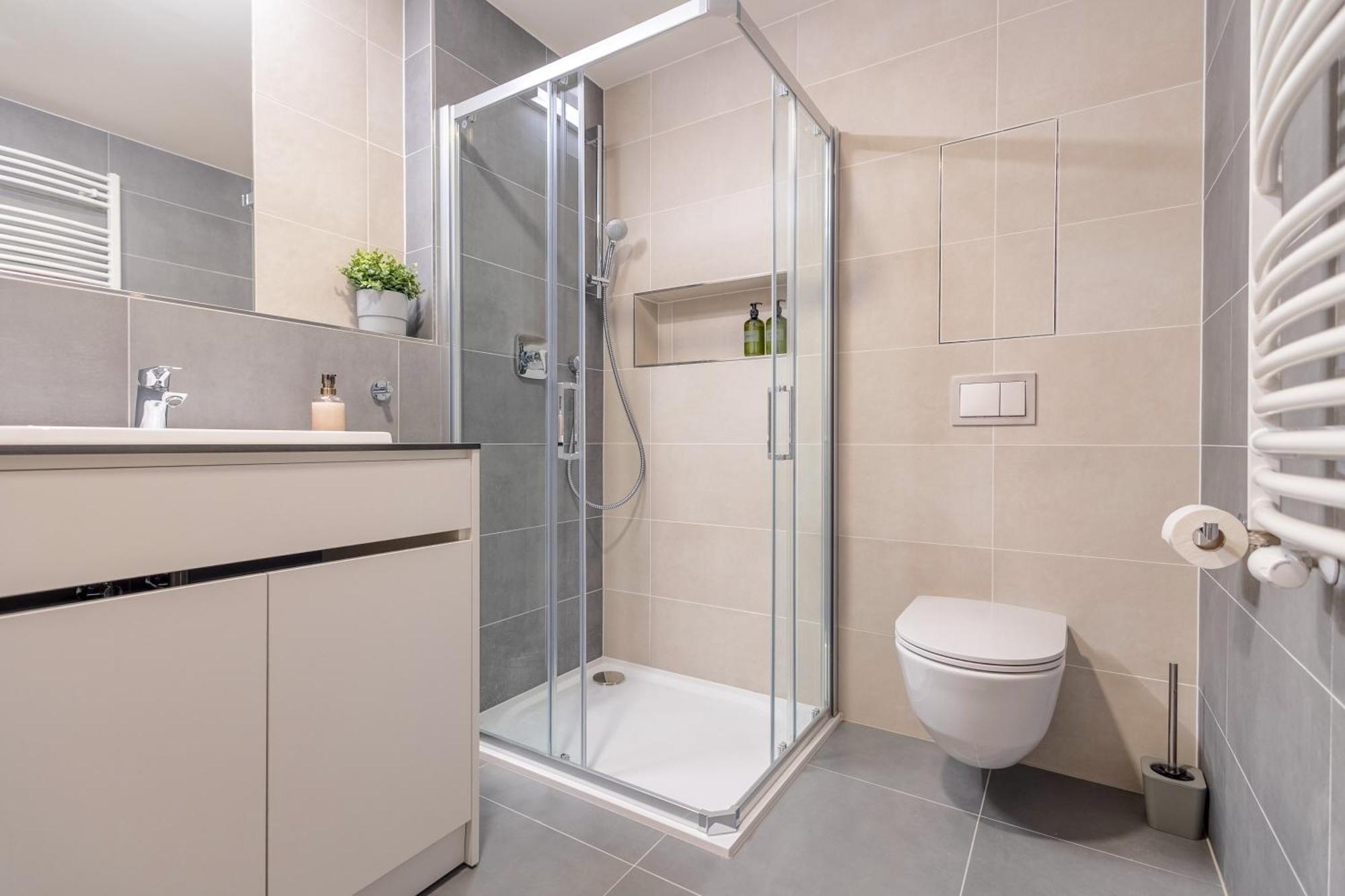 Bright 2br - 5th Floor, Balcony, Free Parking By Gravity * Praha