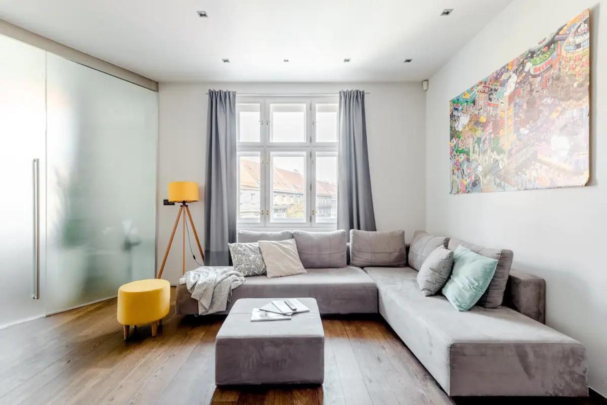 Days - Designer - 1bdr - Workspace - Imac - Netflix Prague