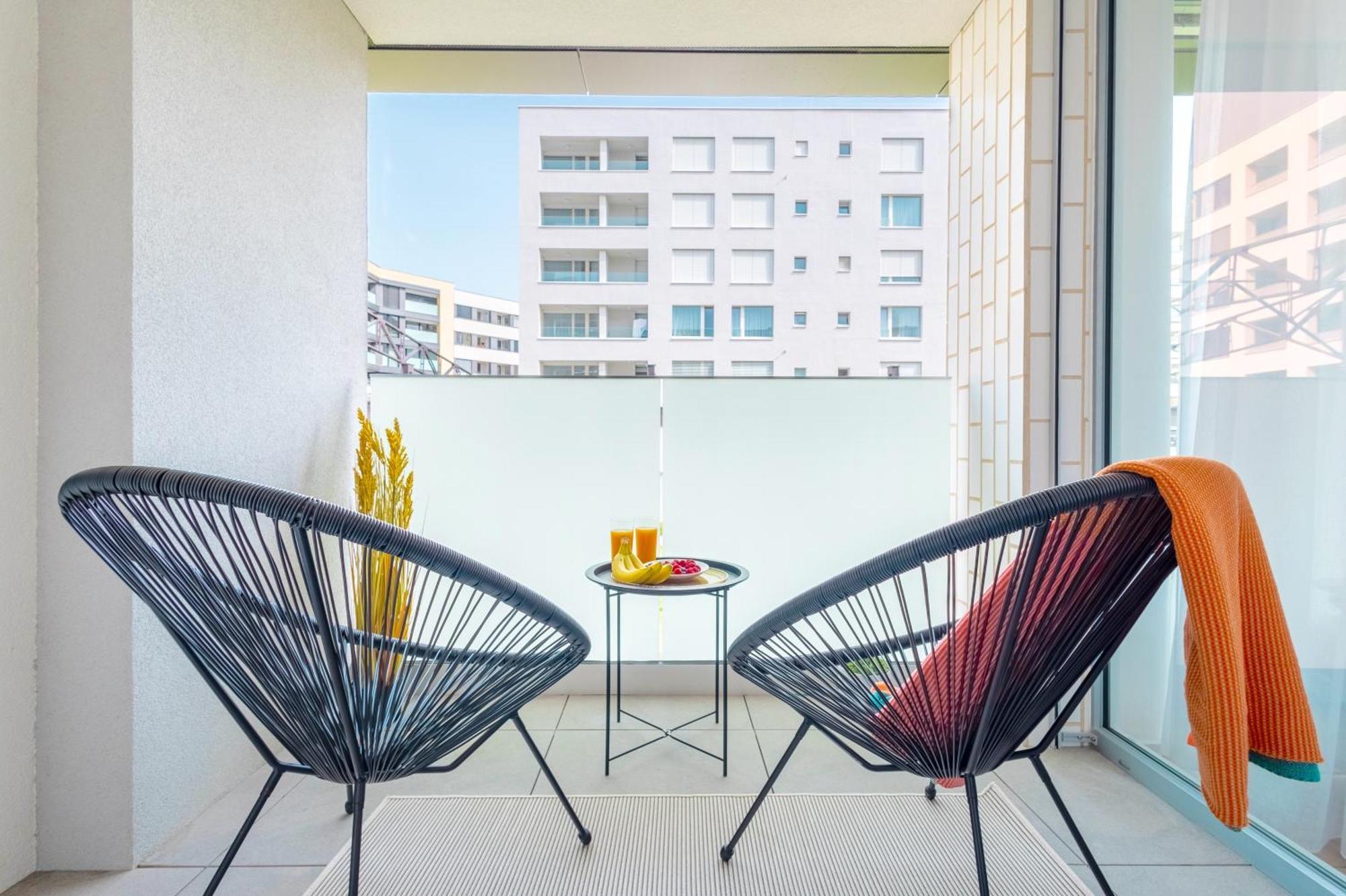 Yellow - Balcony, Free Parking, By Gravity *