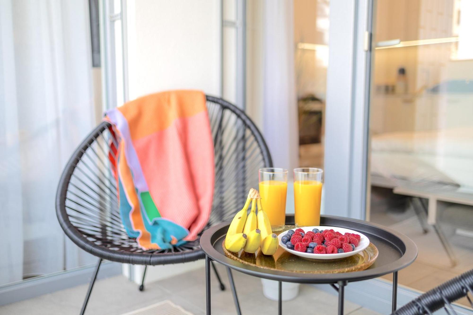 Yellow - Balcony, Free Parking, By Gravity Apartment *