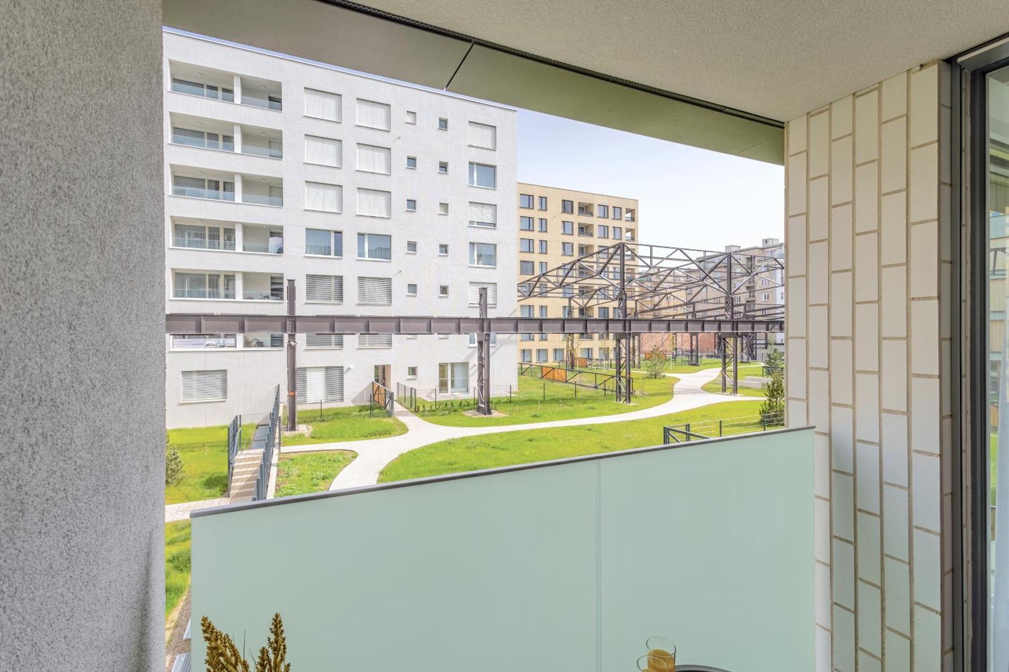 Yellow - Balcony, Free Parking, By Gravity Apartment *