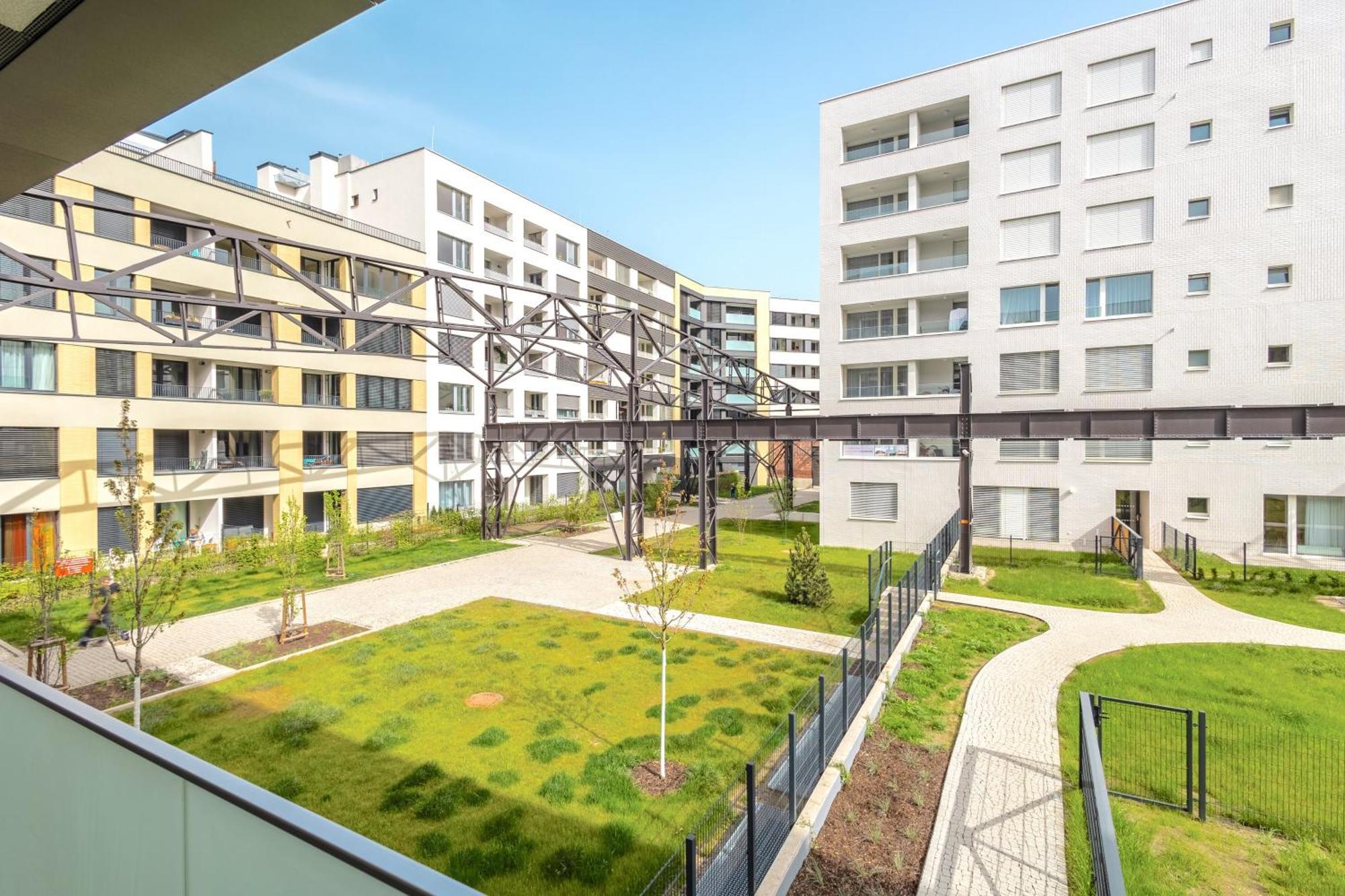 Apartment Yellow - Balcony, Free Parking, By Gravity Prague
