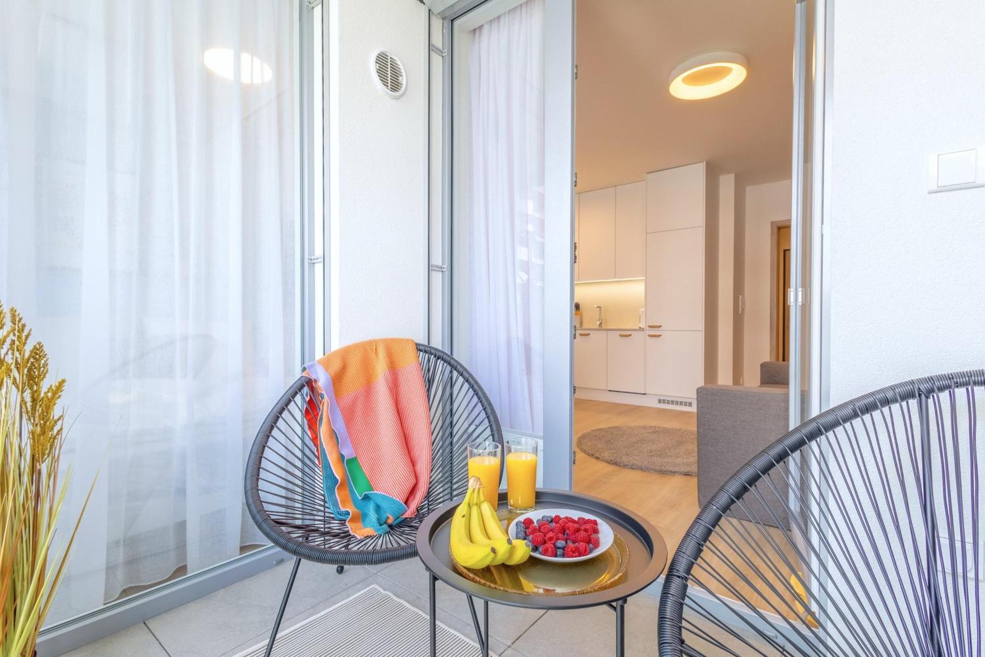 Yellow - Balcony, Free Parking, By Gravity Apartment *