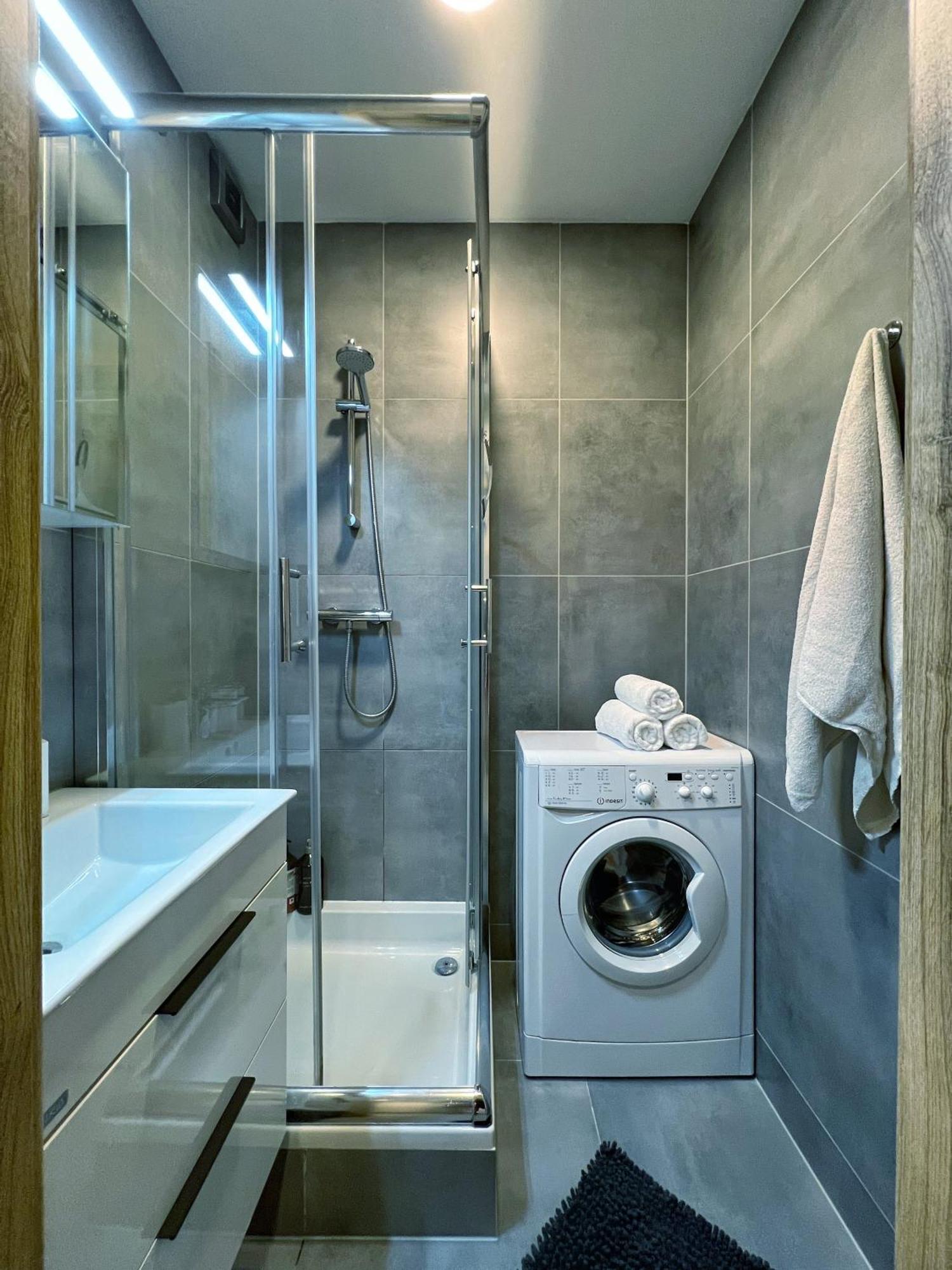 Jana's Wow Apt, 2br, Metro Next Door, Near The Airport * Prag