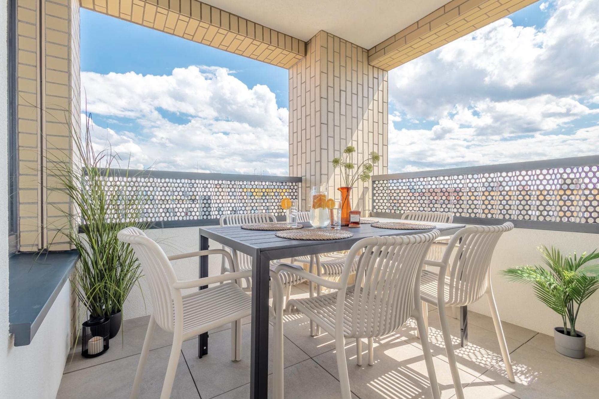 Apartment Bright 2br - 7th Floor, Balcony, Free Parking By Gravity