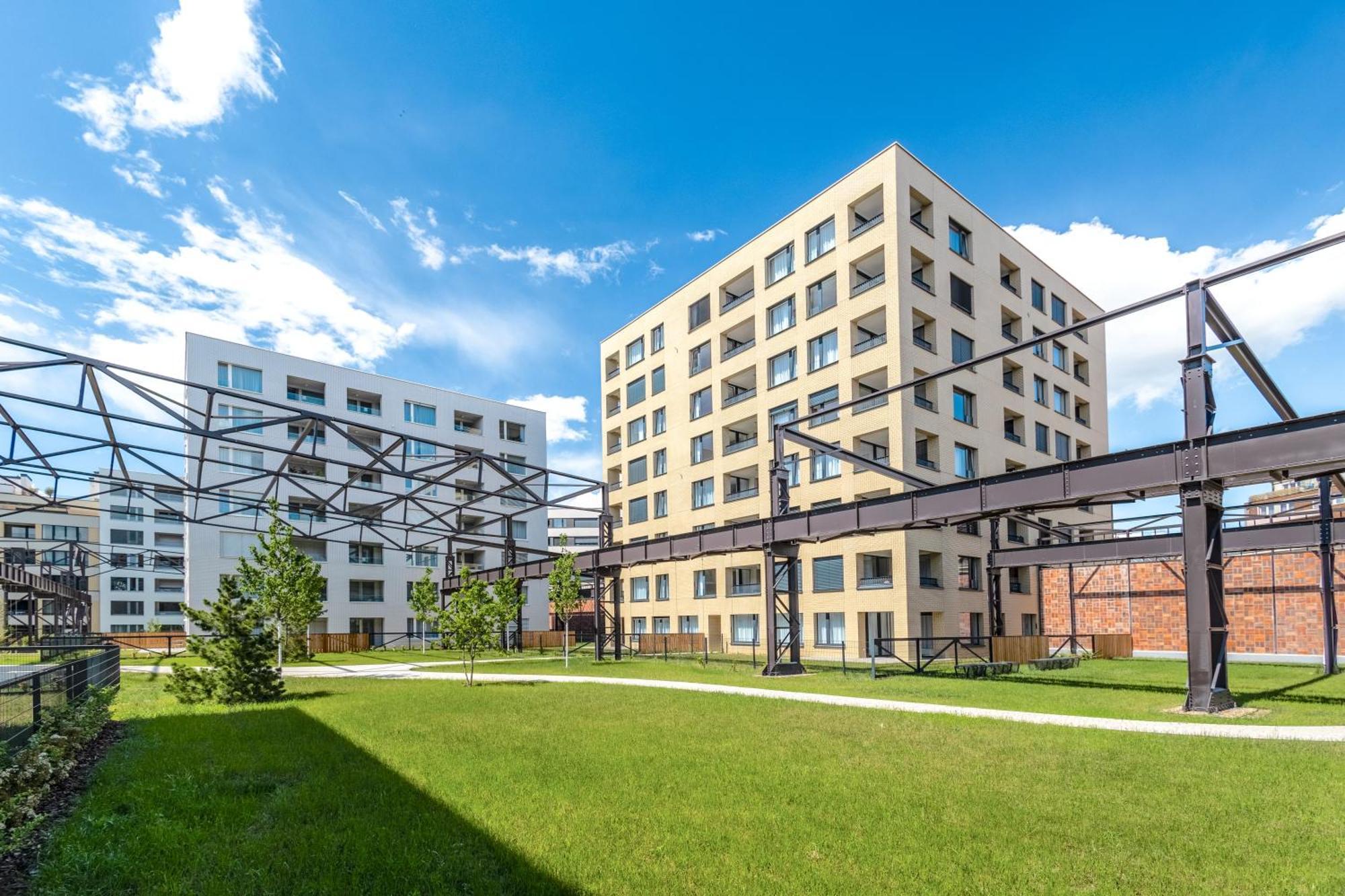 Bright 2br - 7th Floor, Balcony, Free Parking By Gravity Apartment