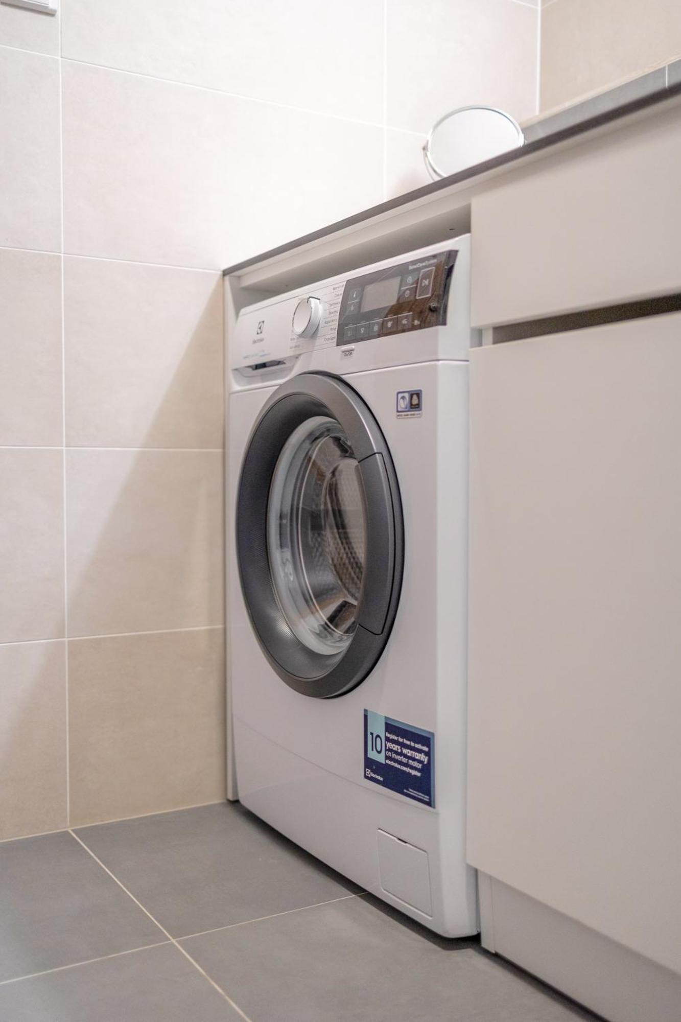 Bright 2br - 7th Floor, Balcony, Free Parking By Gravity Prague