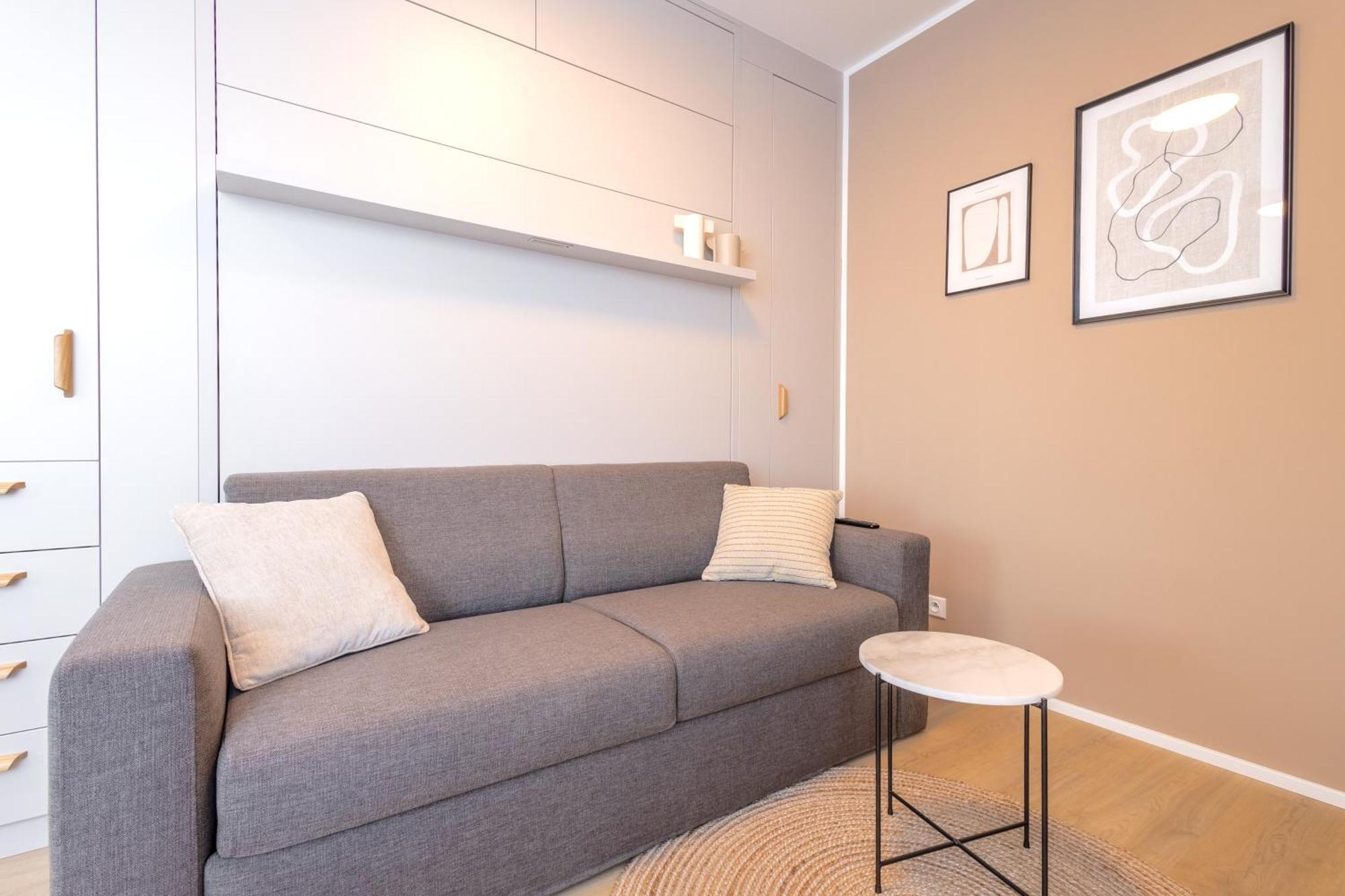 Apartment Bright 2br - 7th Floor, Balcony, Free Parking By Gravity